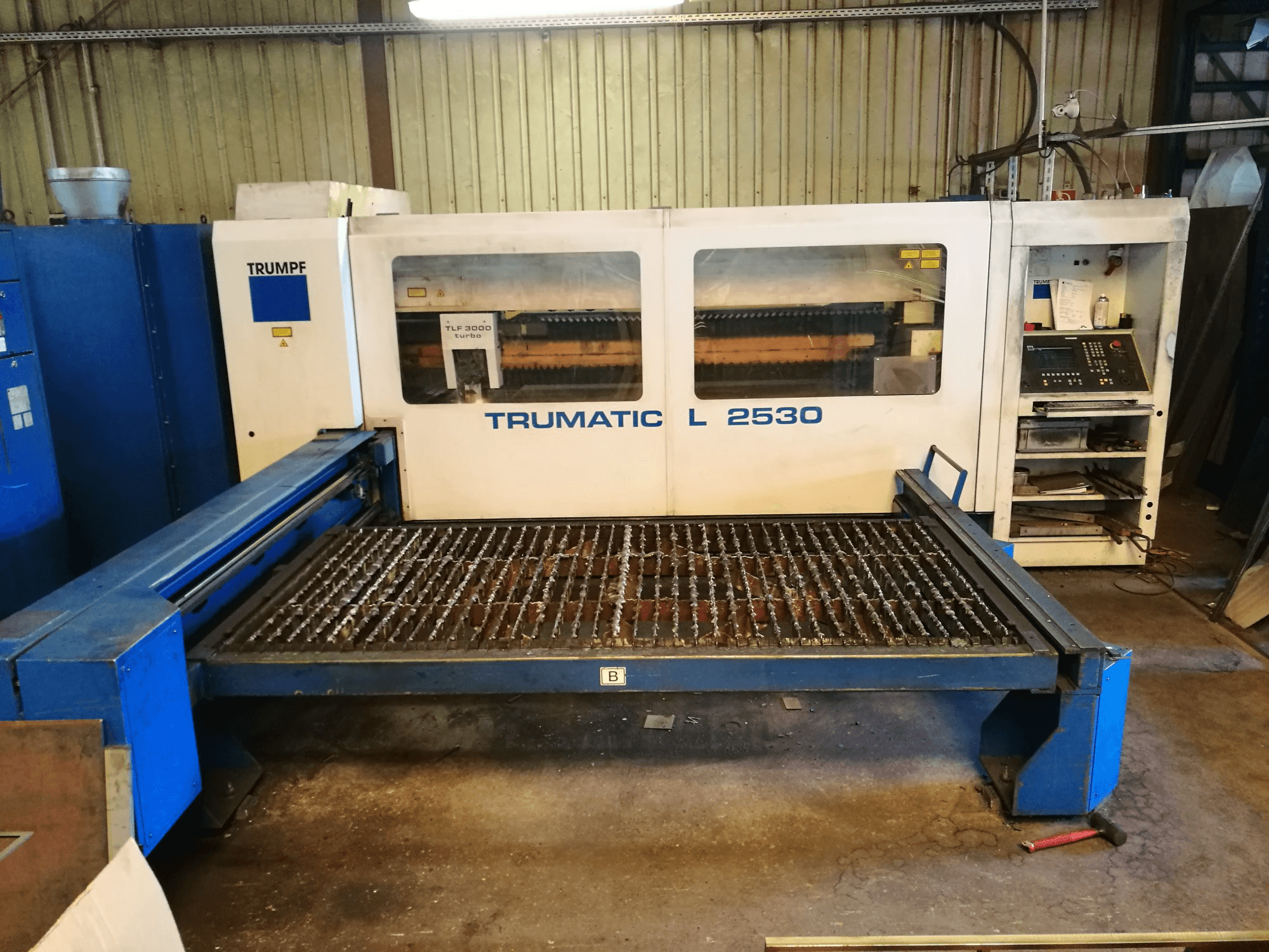 Vista frontale della macchina Trumpf Trumatic L2530