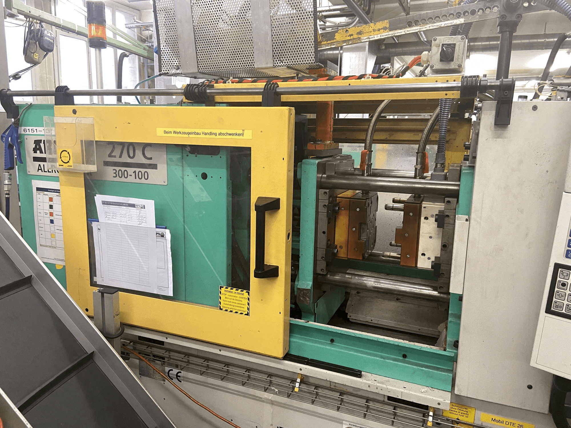 Vista frontale della macchina Arburg 270 C 300-100