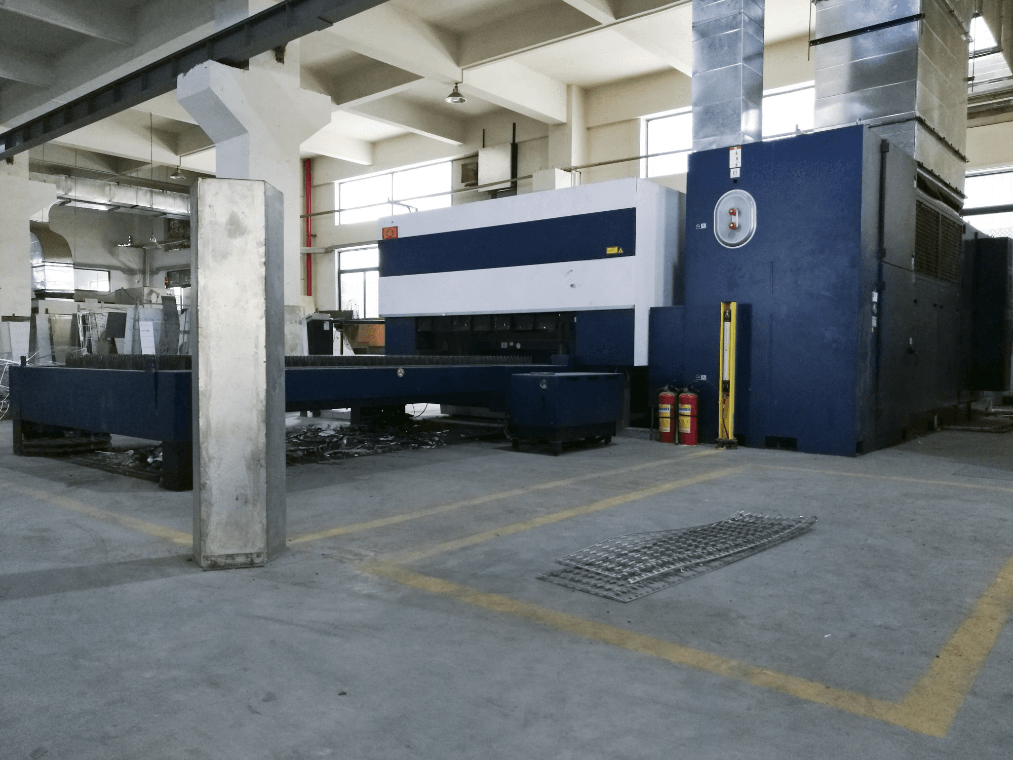 Vista lato destro della macchina Trumpf TruLaser 3030