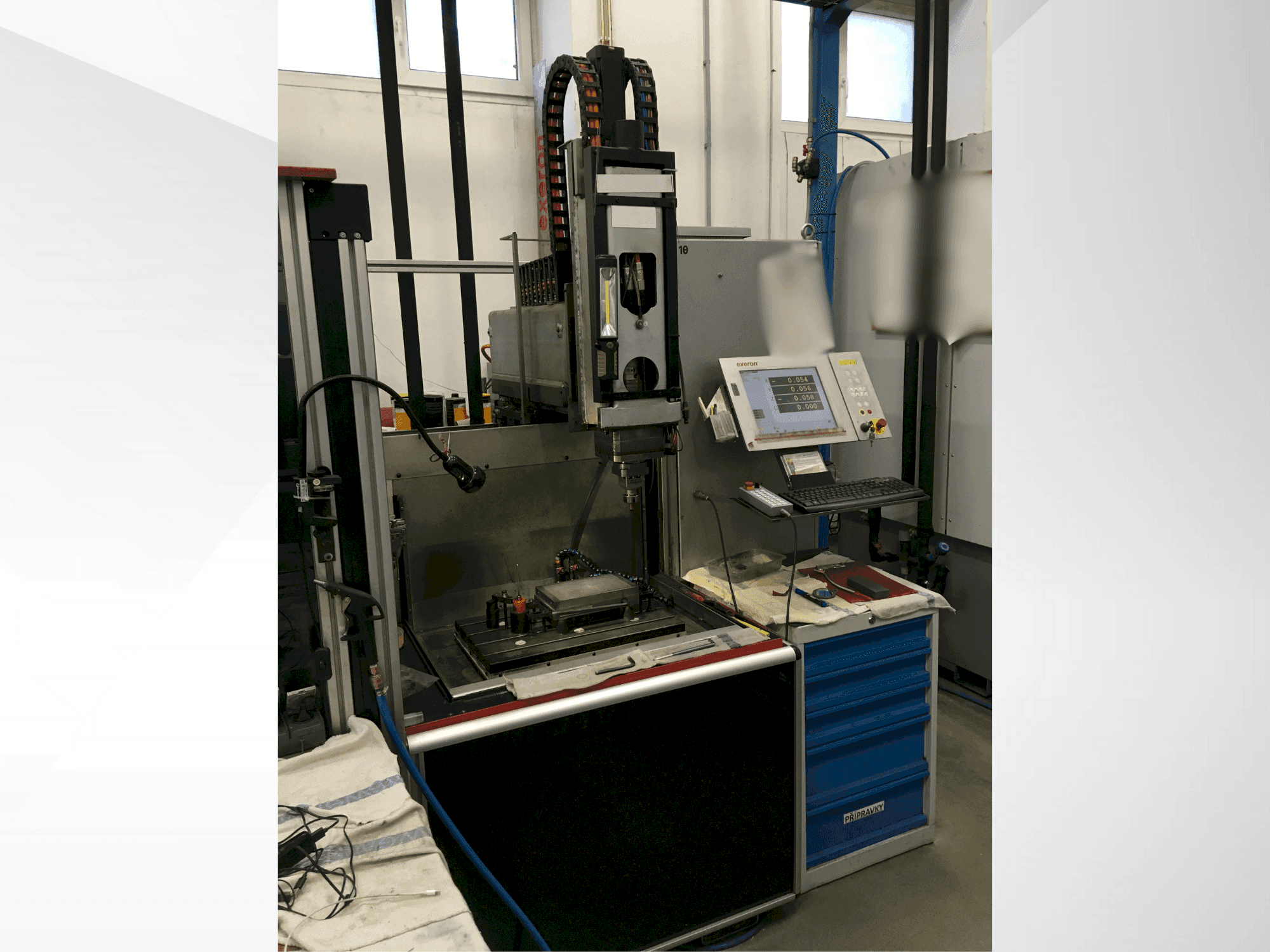 Vista frontale della macchina Exeron EDM 310 MF20