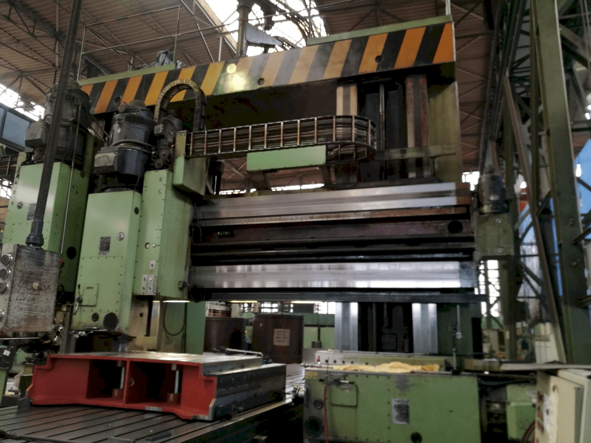 Vista frontale della macchina TOS FRV-D 20 x 40