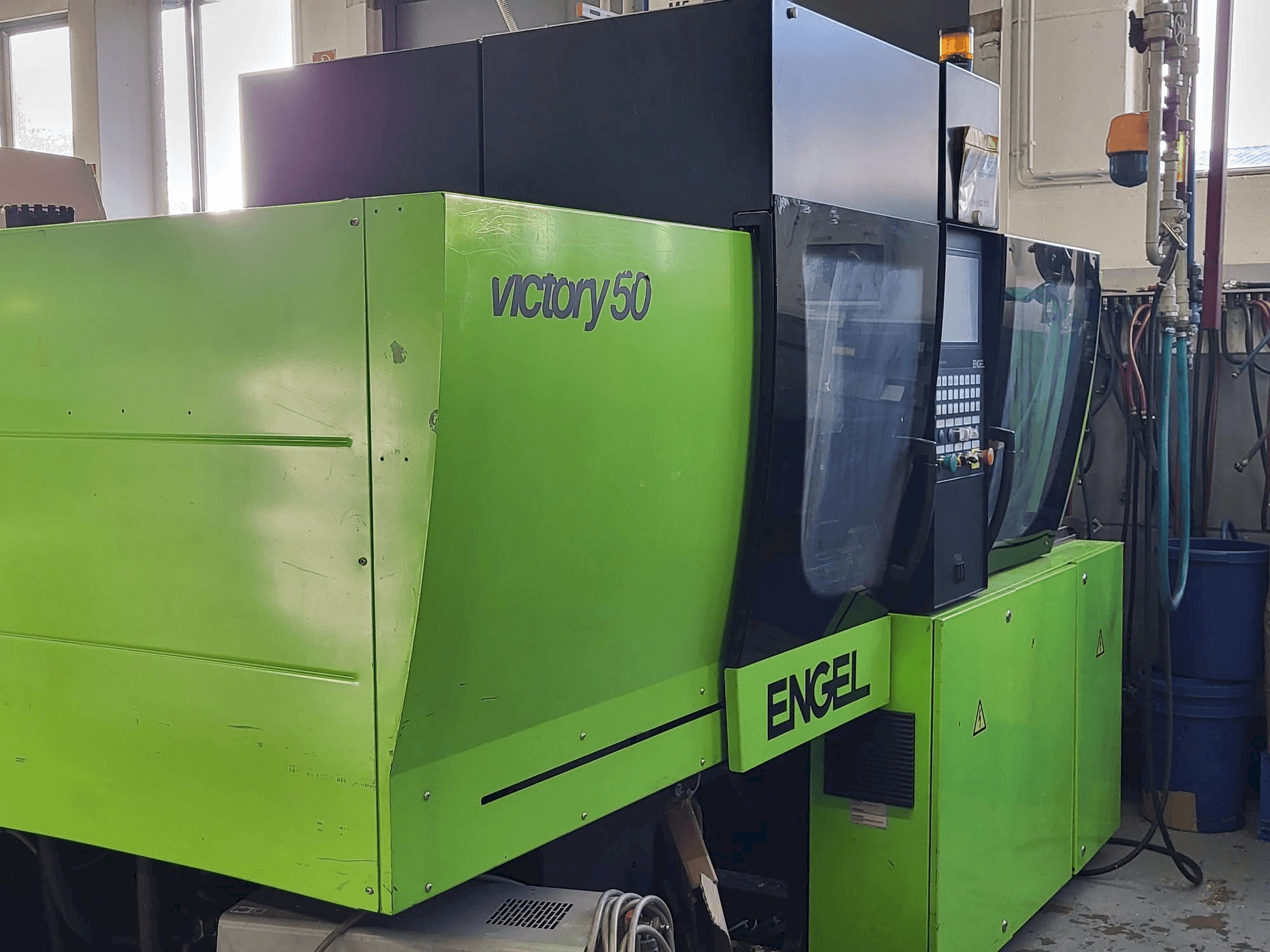 Vista laterale sinistra della macchina Engel Victory 200/50 FOCUS