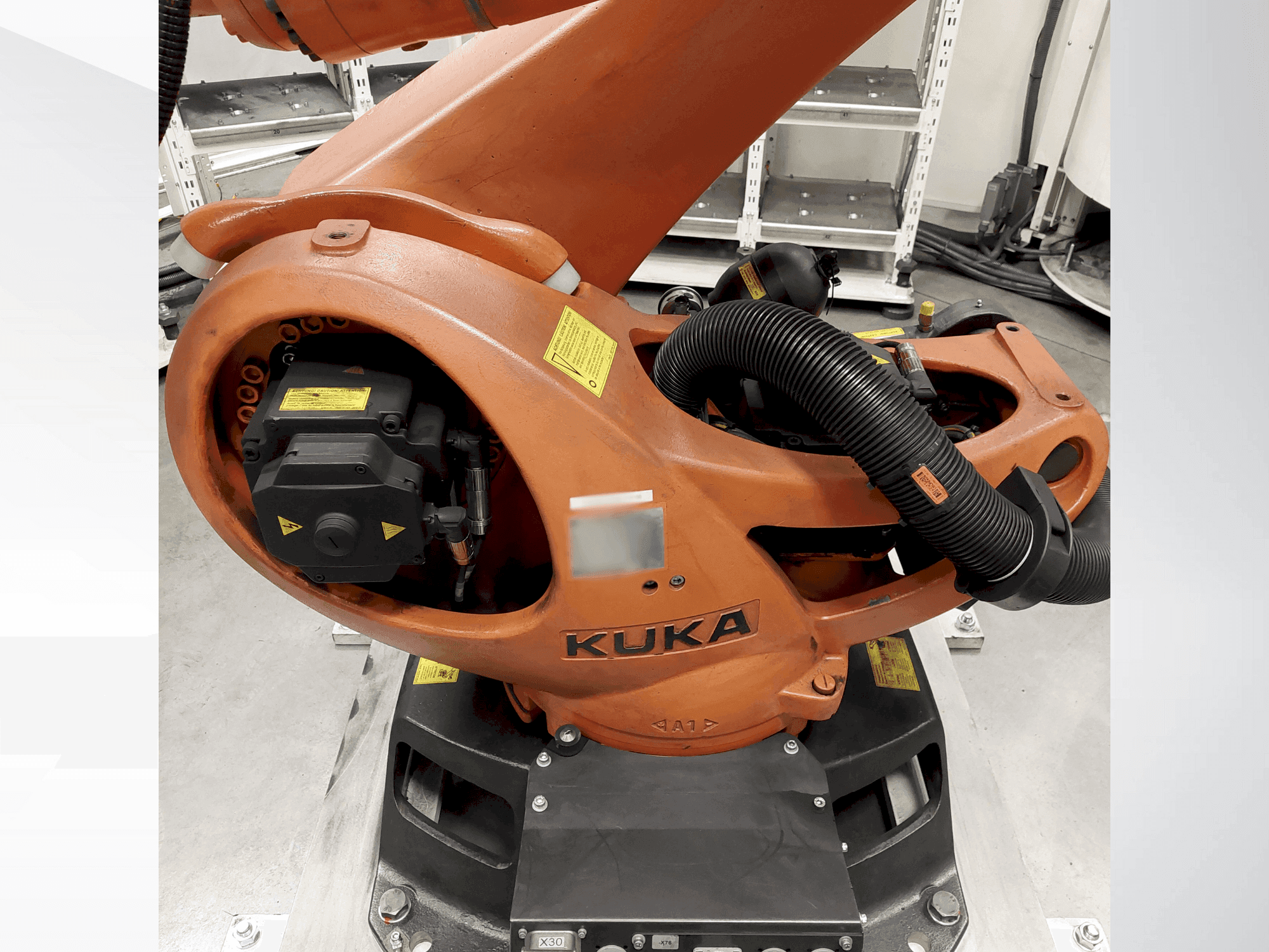 Vista frontale della macchina KUKA KR 90 R2700 pro