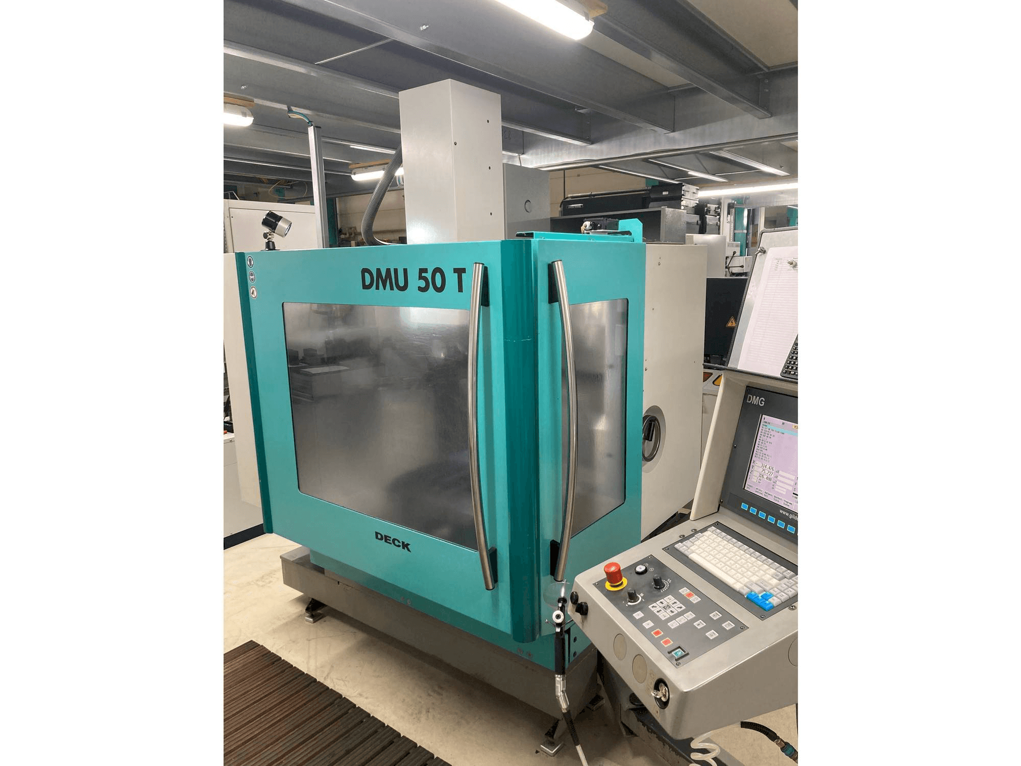 Vista frontale della macchina DMG DMU 50 T