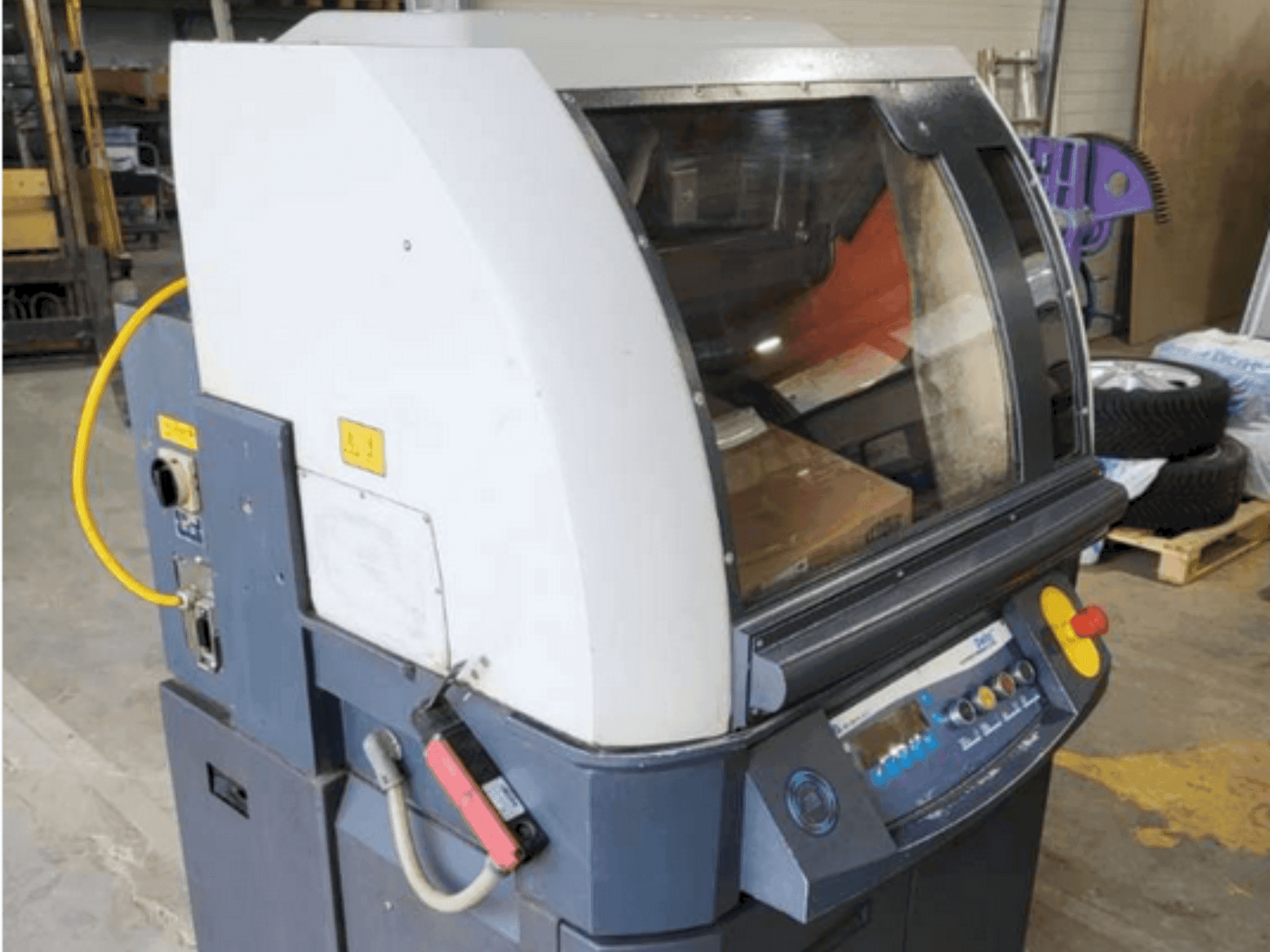 Vista frontale della macchina Buehler Large Delta Automatic Chop Cutter 10-1317-400