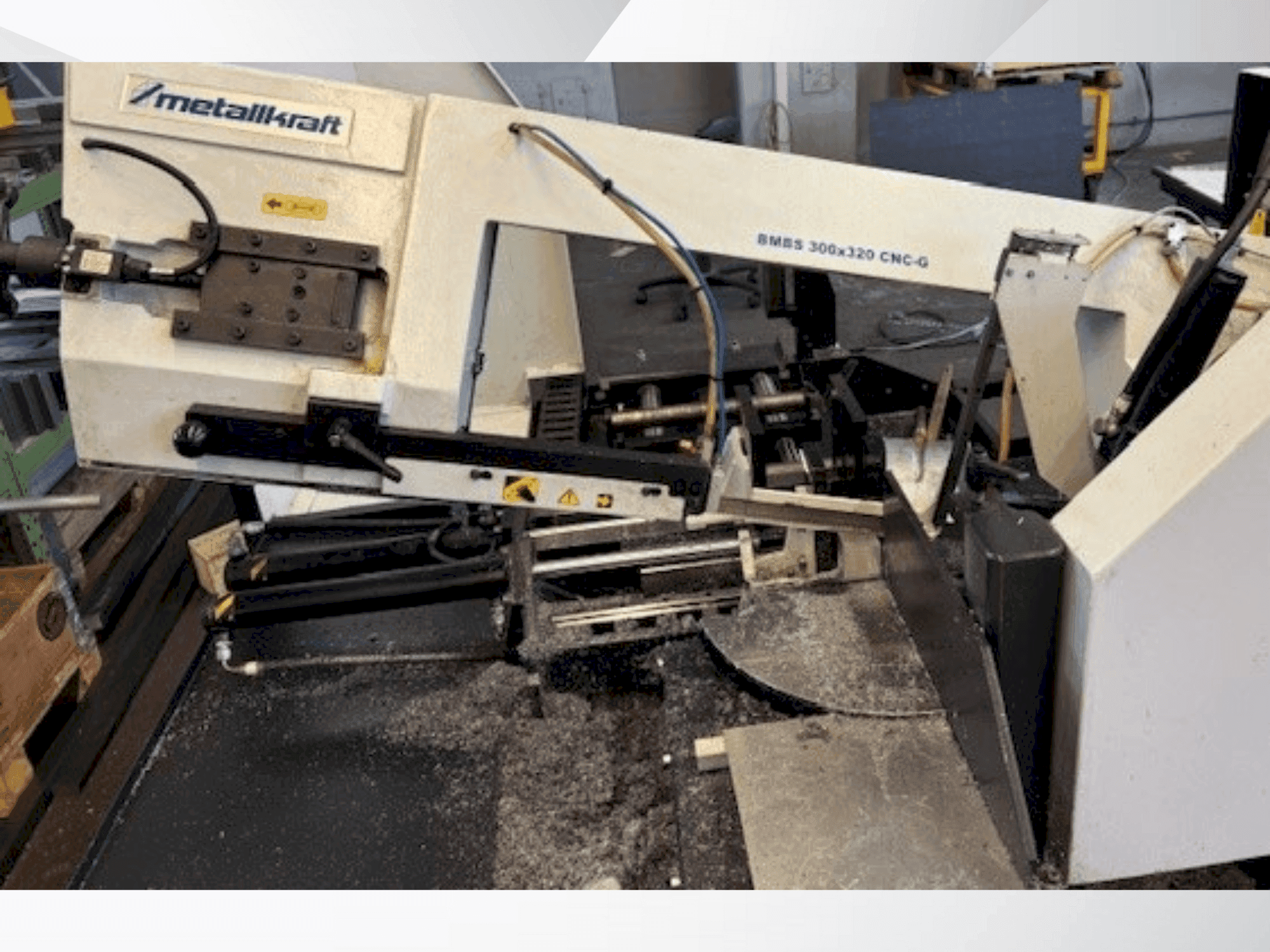 Vista frontale della macchina Metallkraft BMBS 300X320
