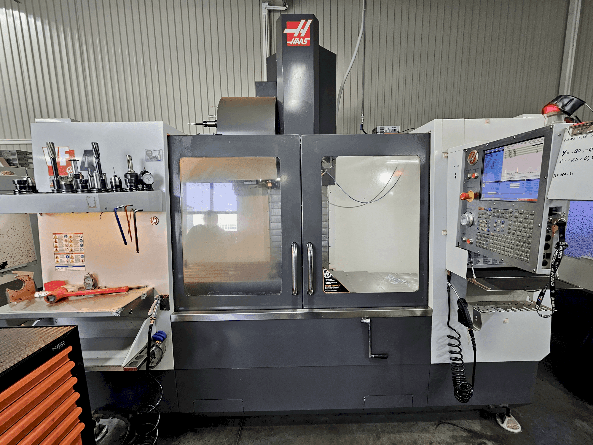 Vista frontale della macchina HAAS VF-4