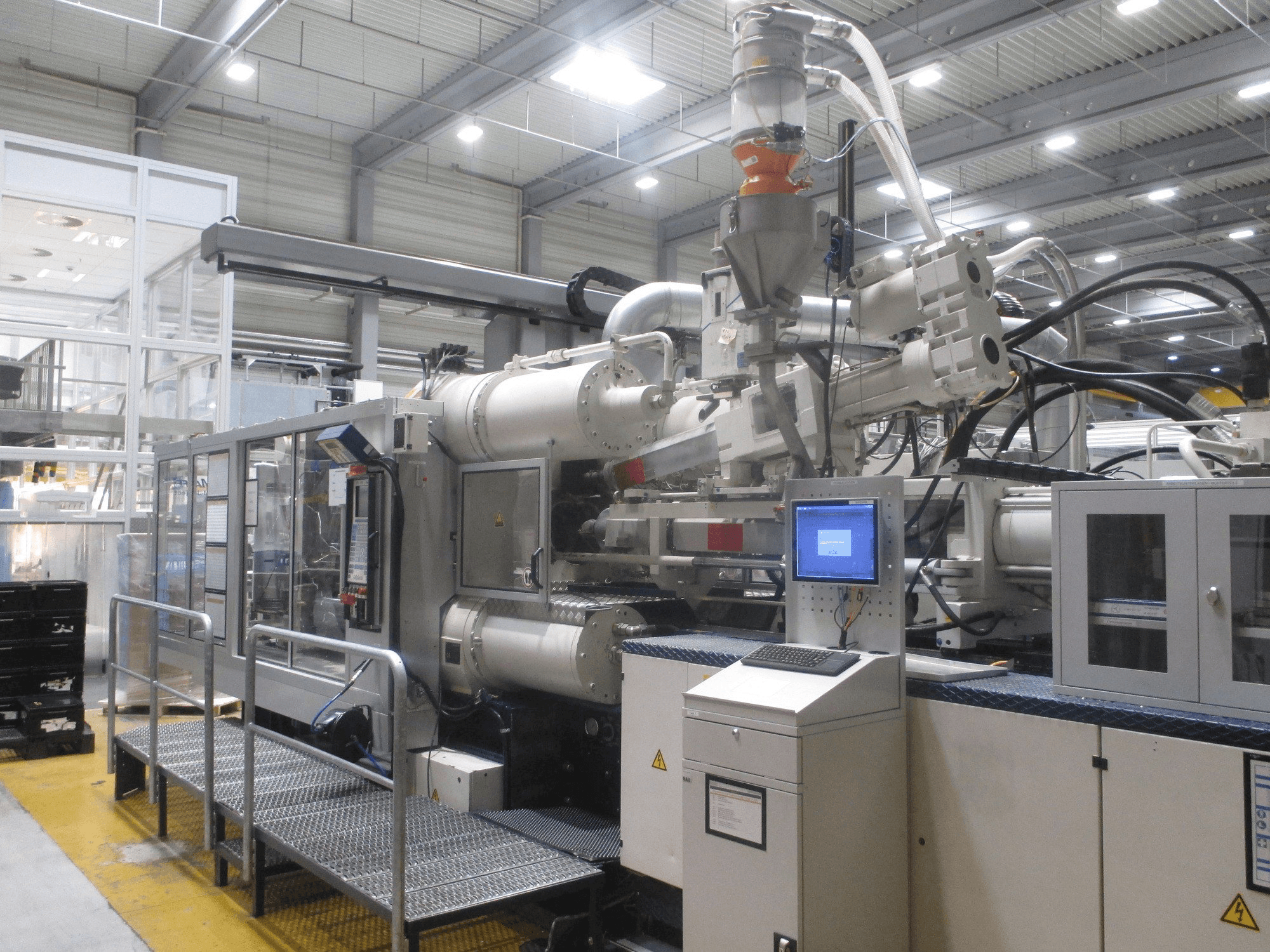 Vista frontale della macchina Krauss Maffei 575-1900-520-C2