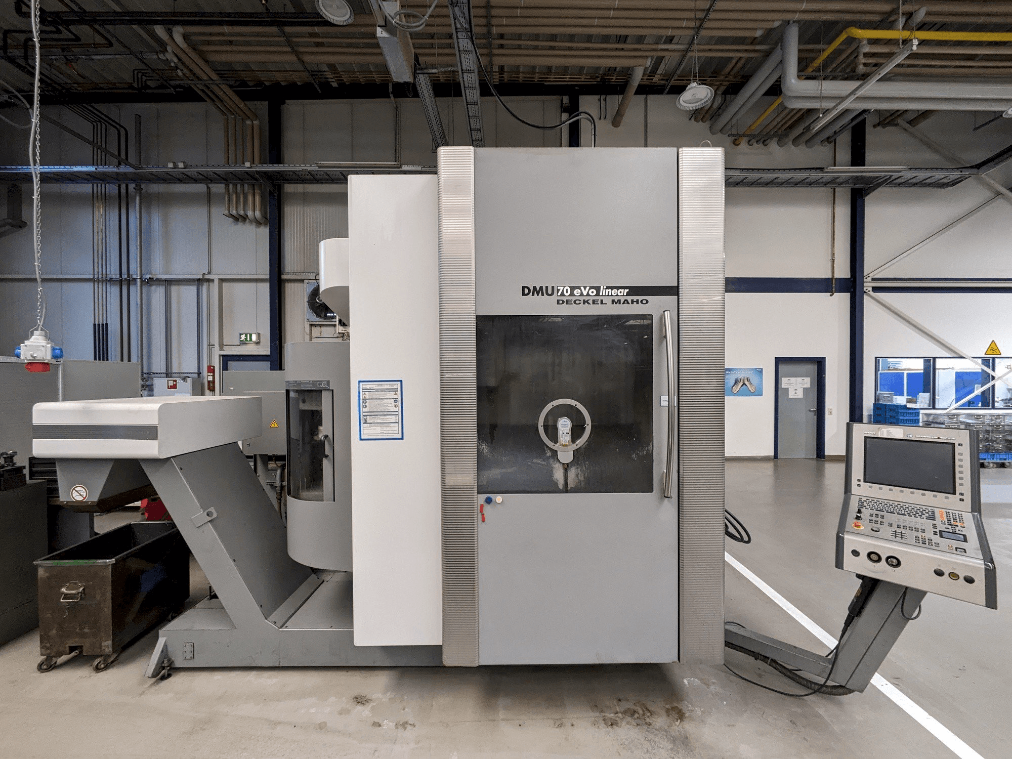 Vista frontale della macchina DECKEL MAHO DMU70 eVo linear