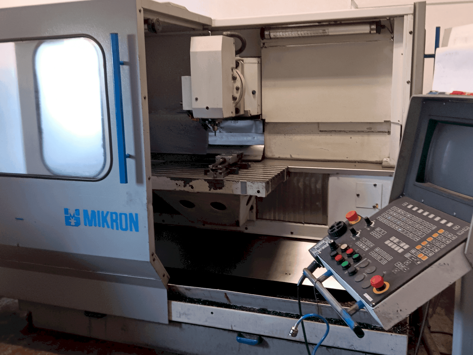 Vista frontale della macchina MIKRON UM 600