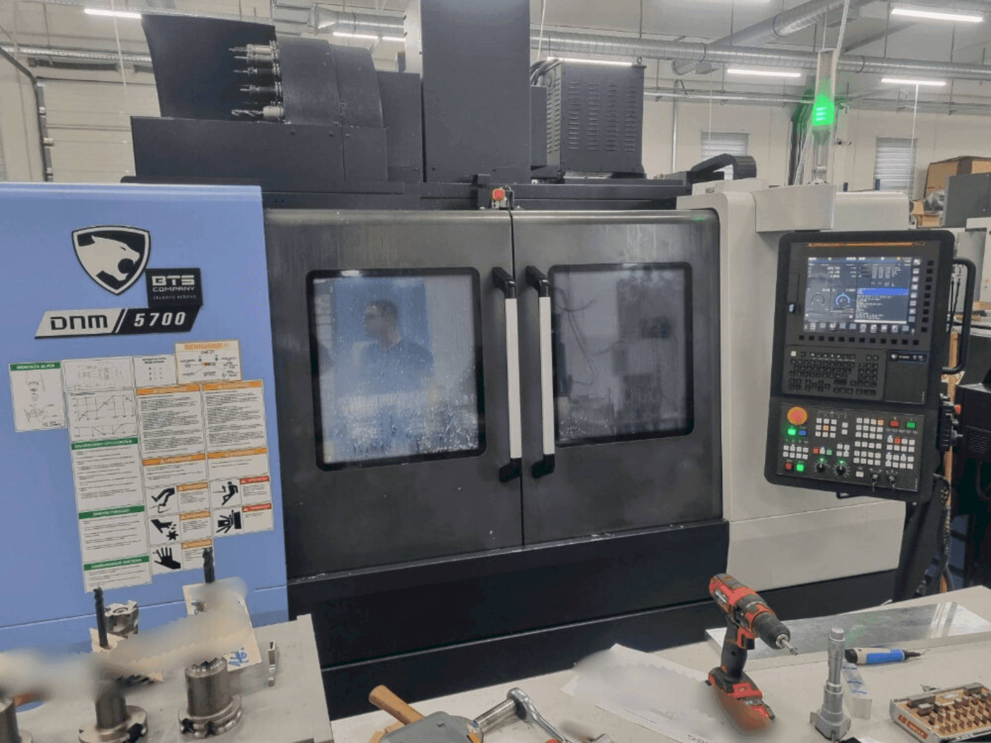Vista frontale della macchina DN SOLUTIONS DNM 5700