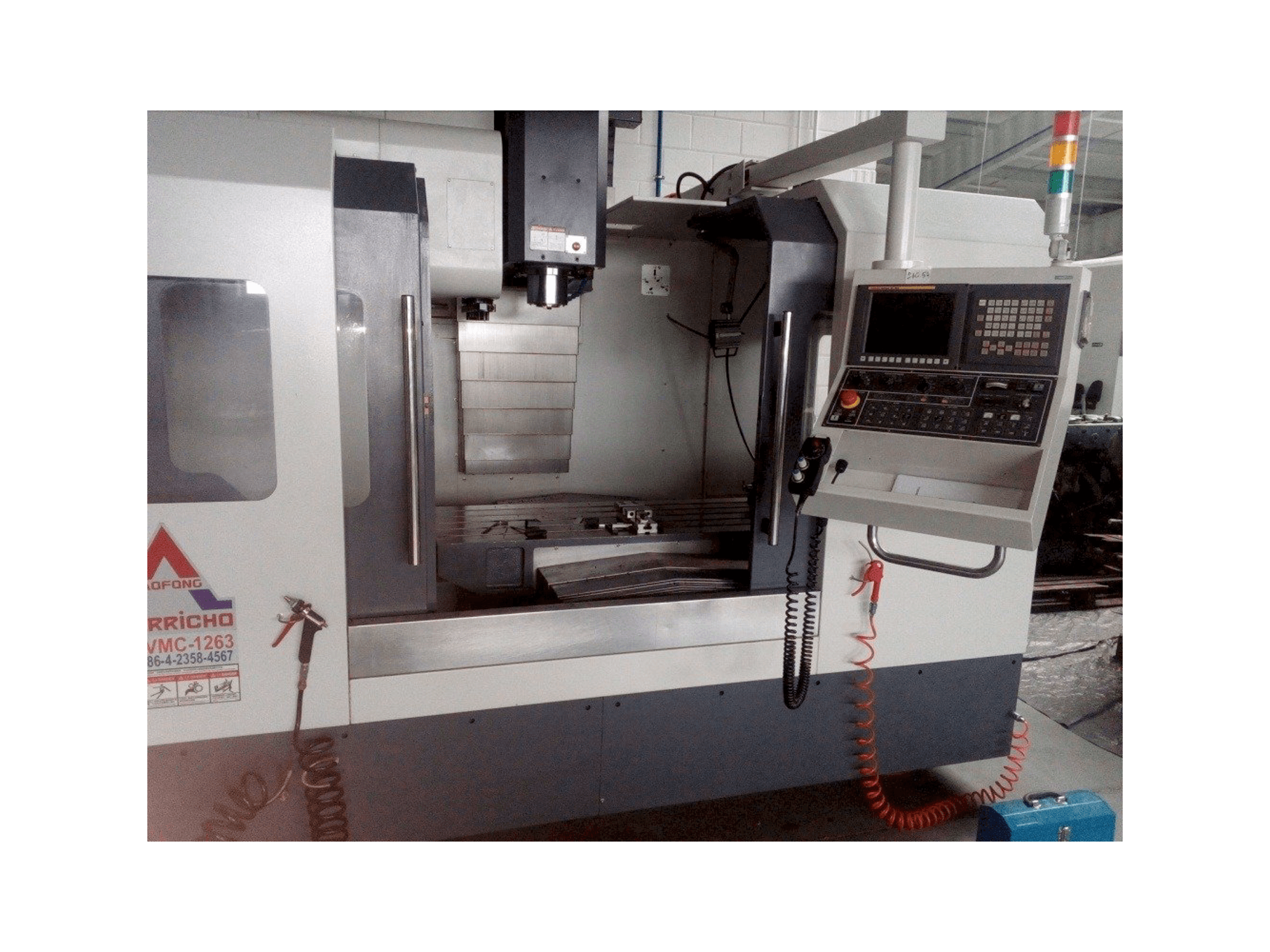 Vista frontale della macchina EVERRICHO ER-VMC-1263A