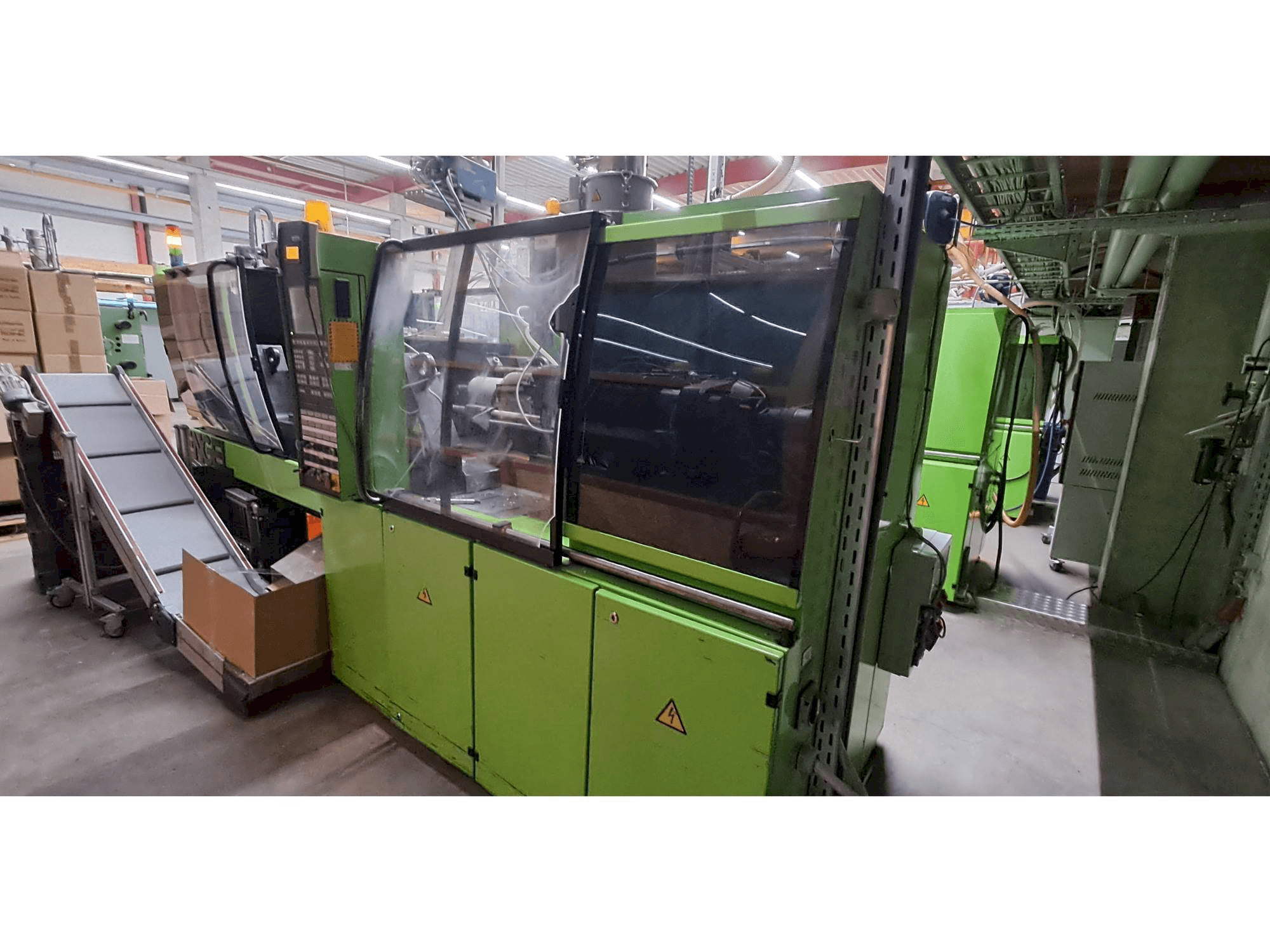 Vista frontale della macchina Engel ES 330/110 HL