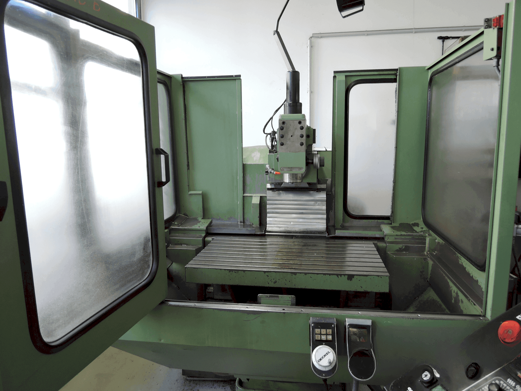 Vista frontale della macchina DECKEL FP4A