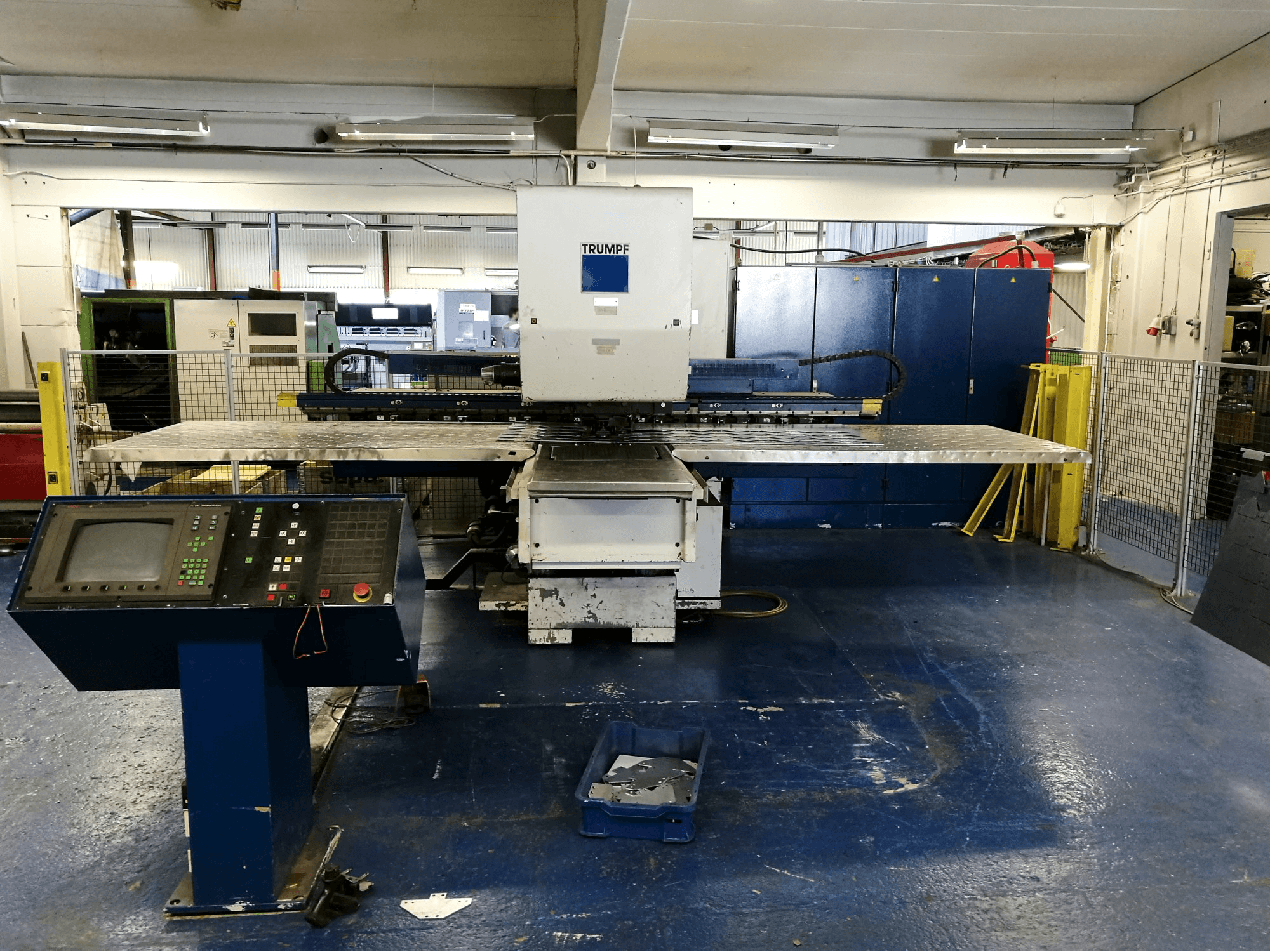 Vista frontale della Trumpf Trumatic 260 macchina
