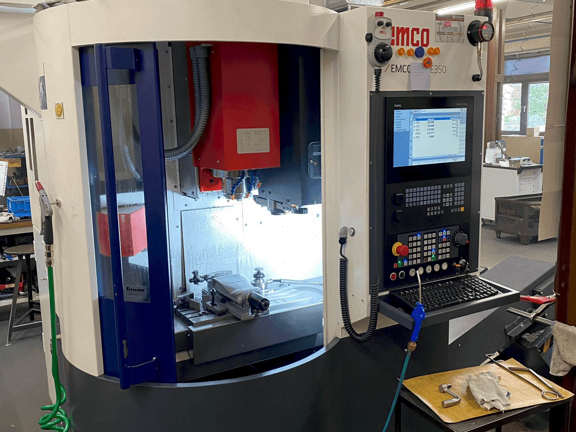 Vista frontale della macchina EMCO Emcomill E350