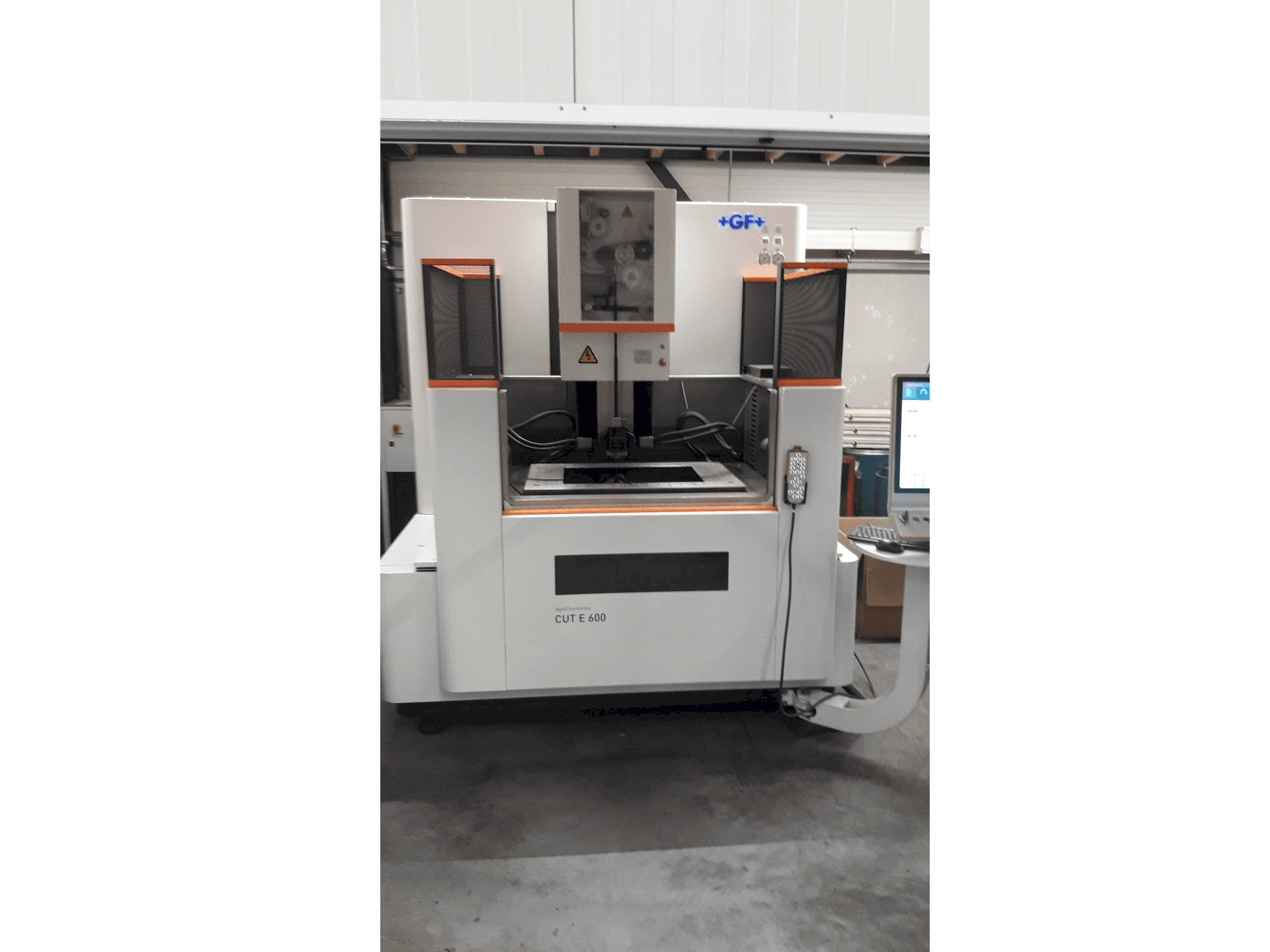 Vista frontale della macchina GF AgieCharmilles EDM CUT E 600