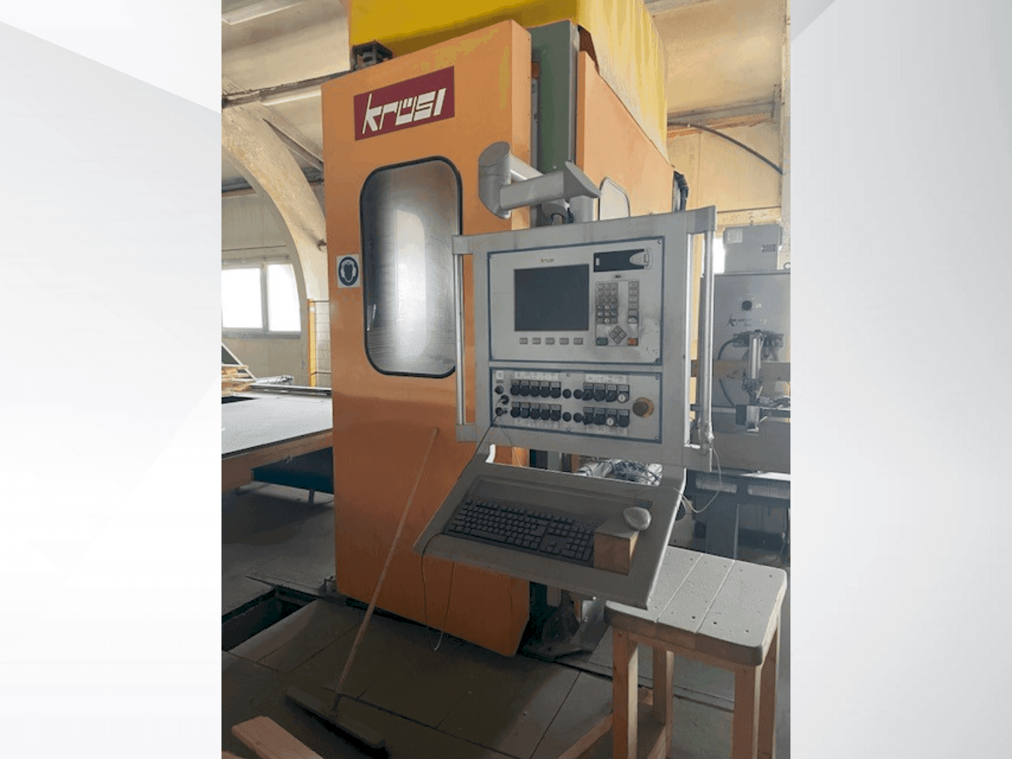 Vista frontale della macchina KRÜSI KM-95 G1