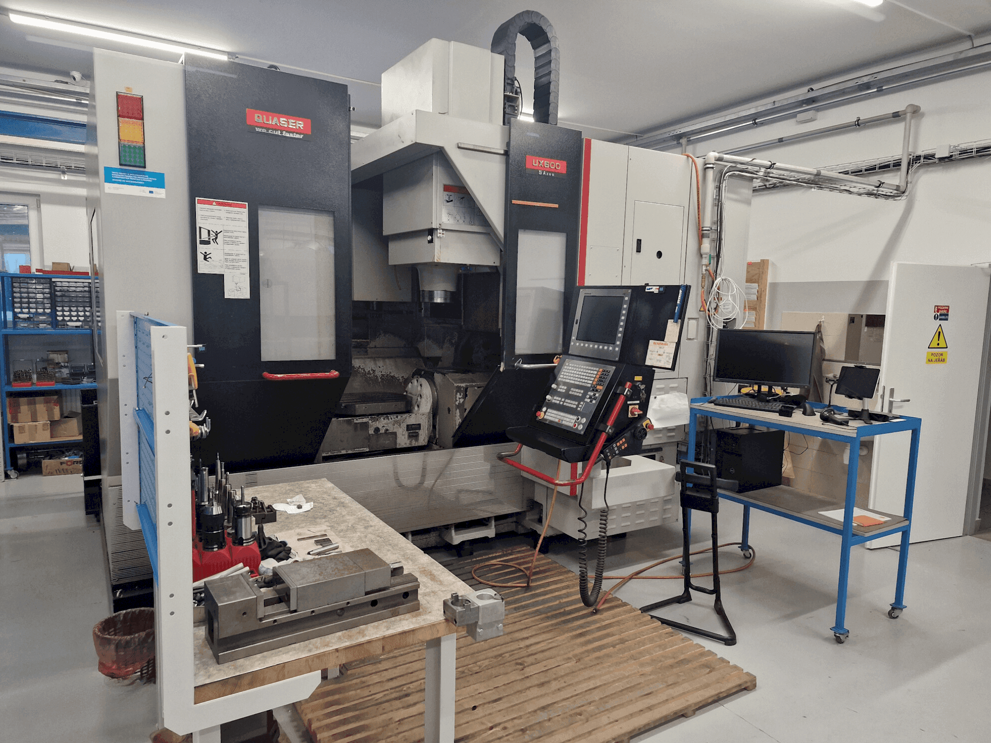 Vista frontale della macchina Quaser UX600/15C