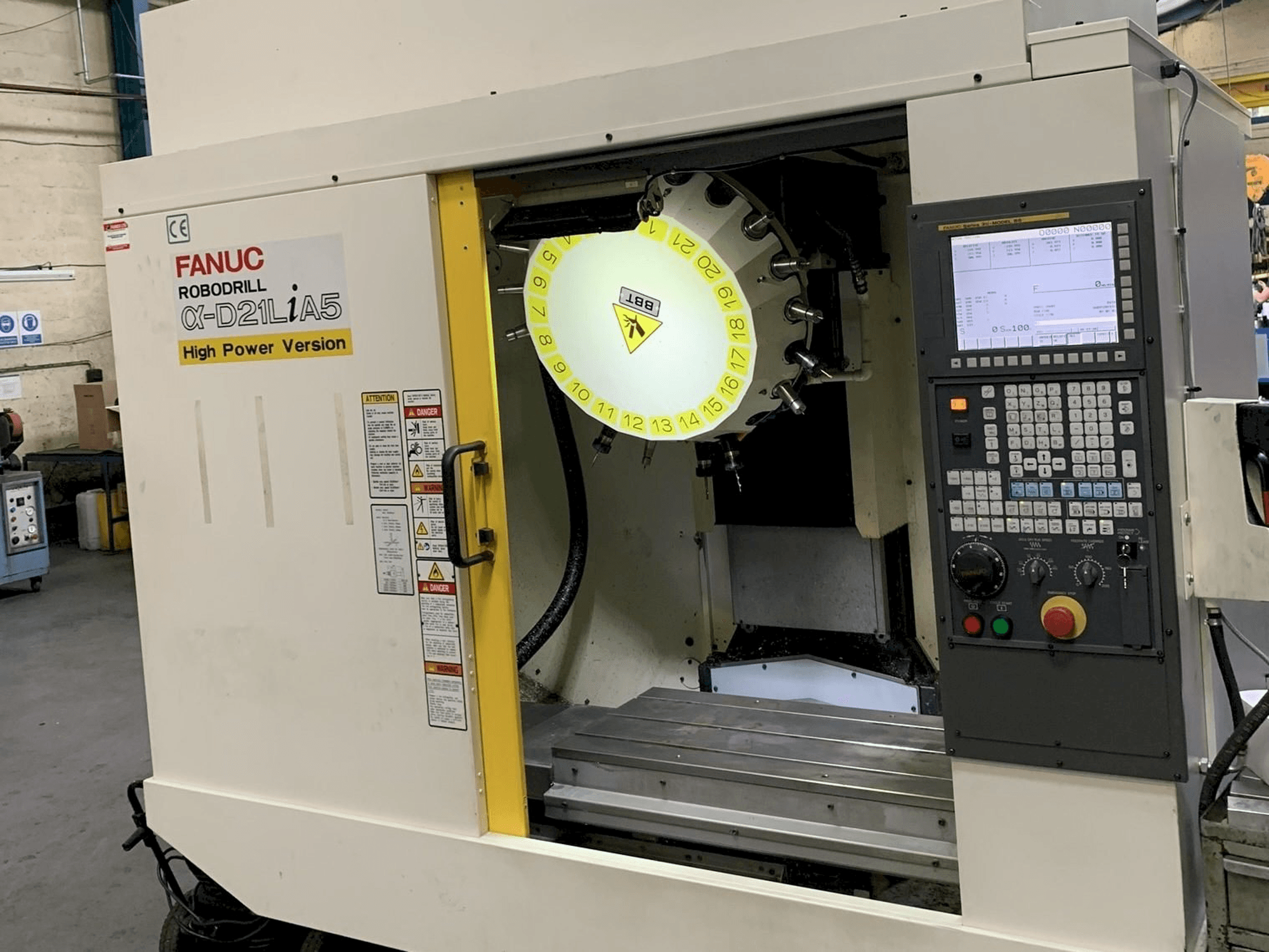 Vista frontale della macchina FANUC Robodrill Alpha D21LiA5