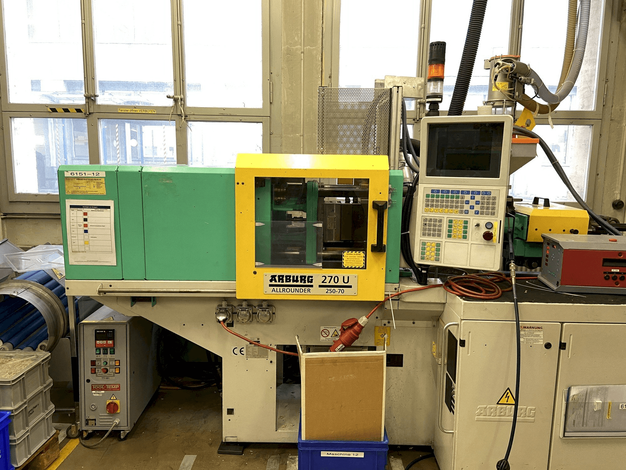 Vista frontale della macchina Arburg 270 U 250-70