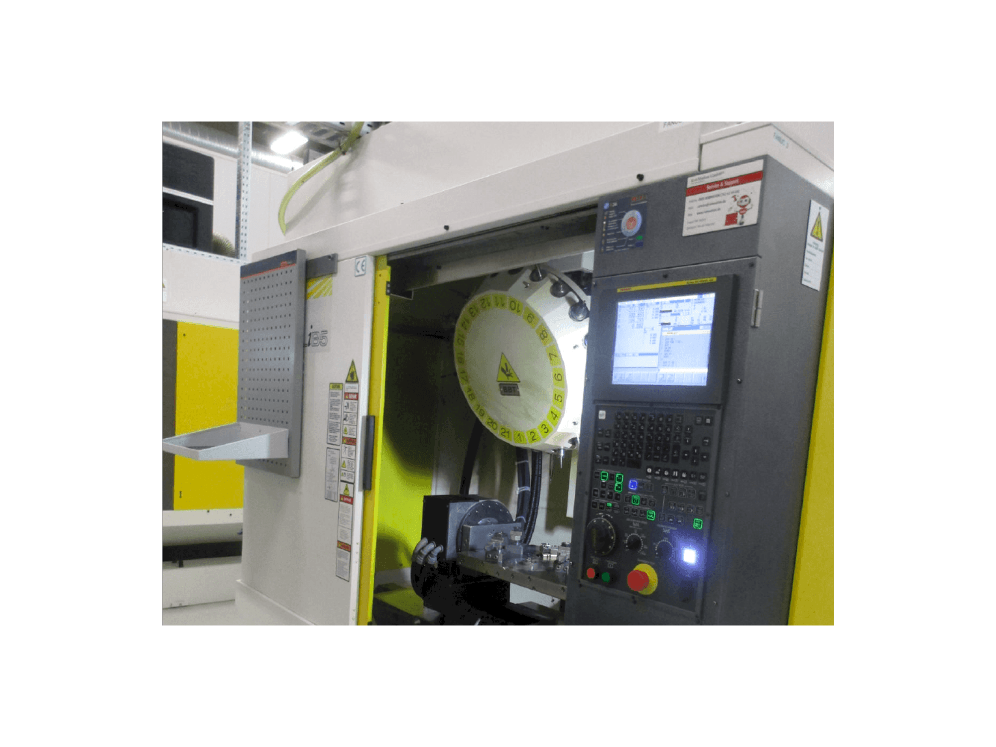 Vista frontale della macchina FANUC ROBODRILL Alpha D21LiB5