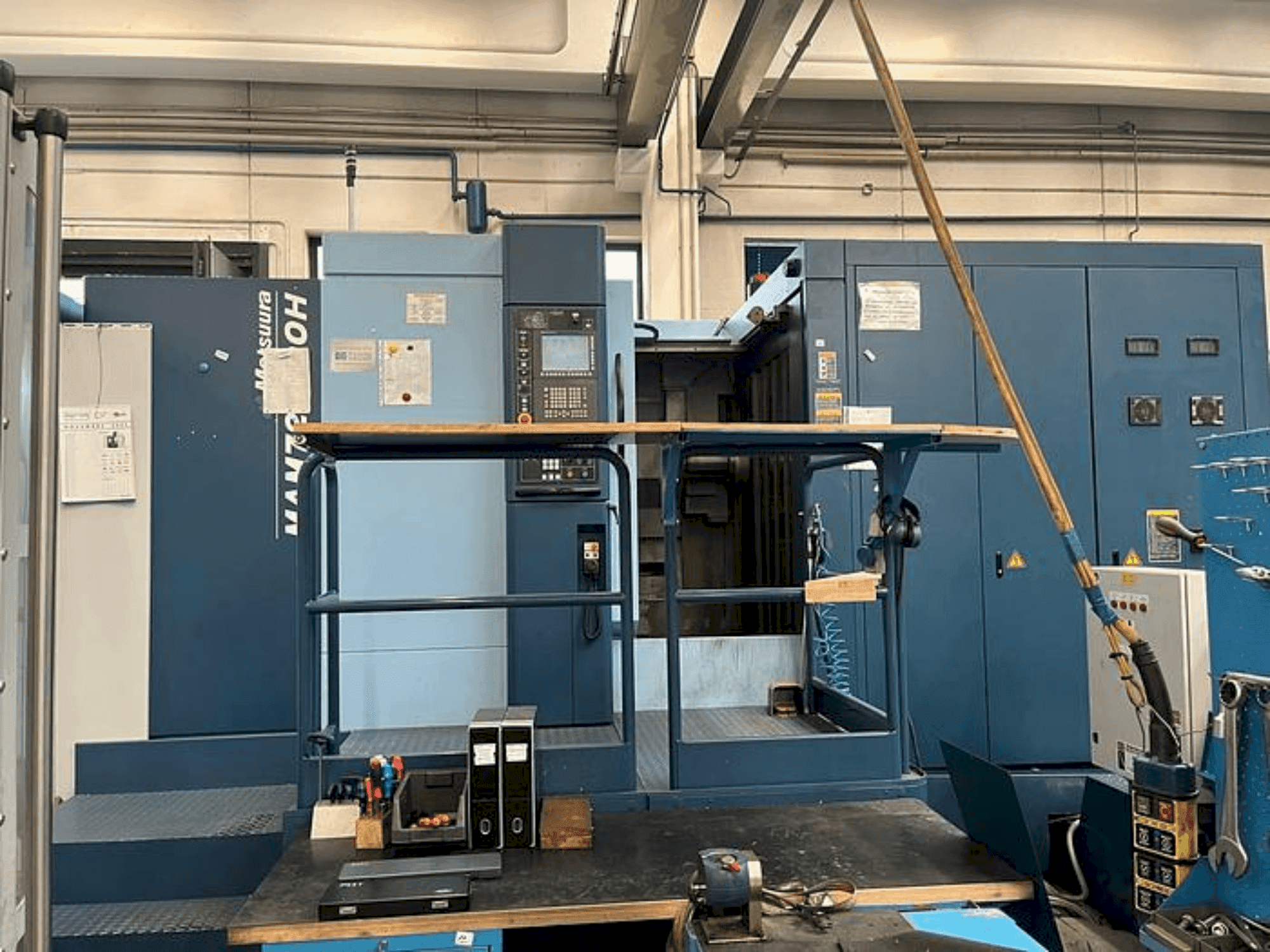 Vista frontale della macchina Matsuura MAM 72-100H