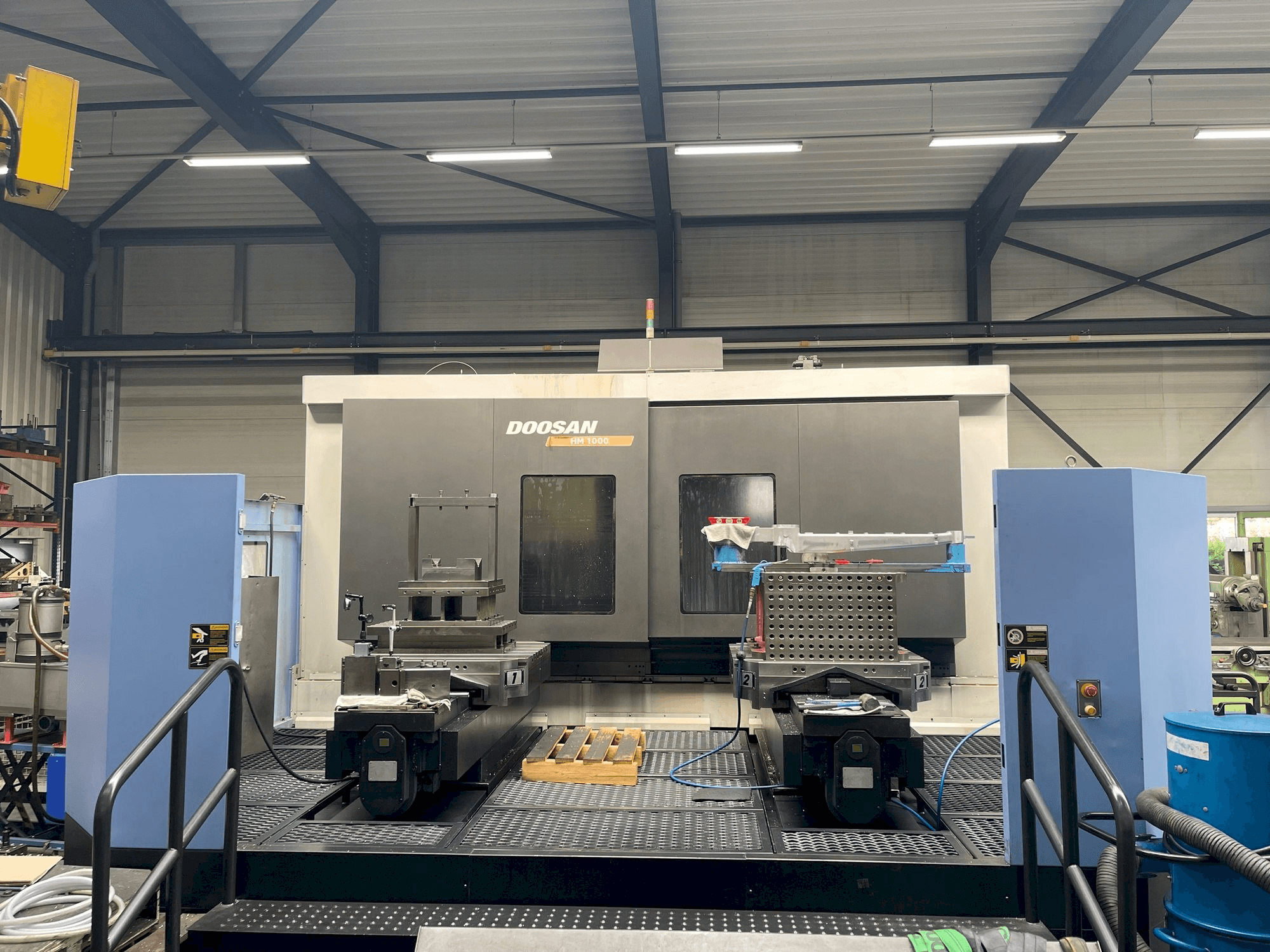 Vista frontale della macchina Doosan HM 1000