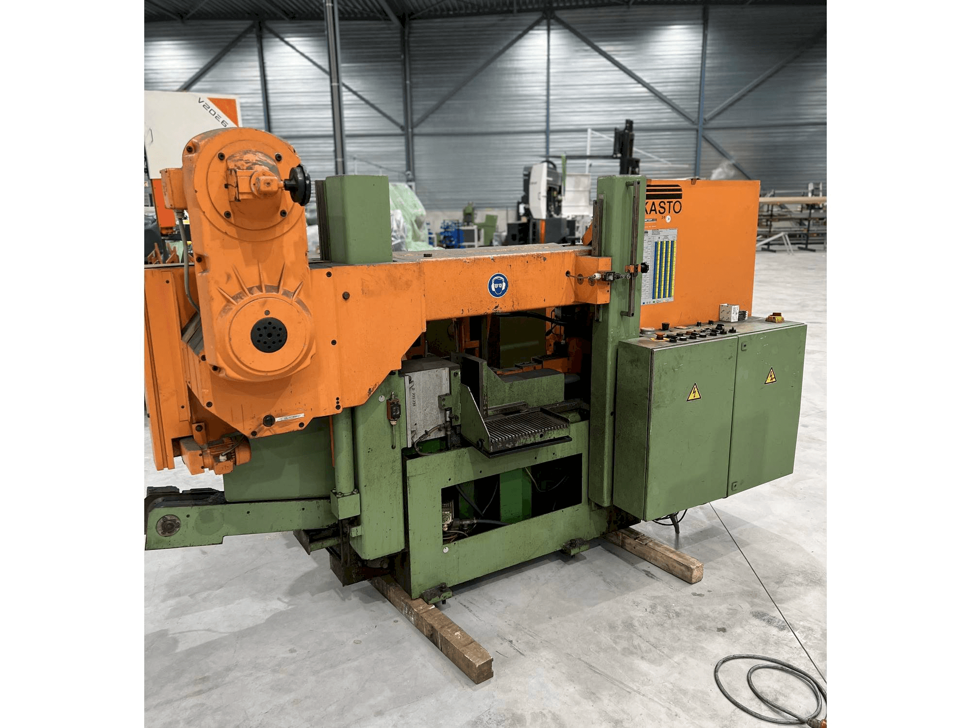 Vista frontale della macchina KASTO HBA 360 AU