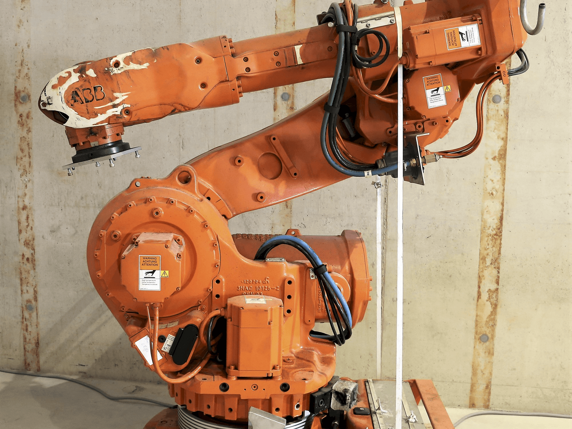 Vista frontale della macchina ABB 6600