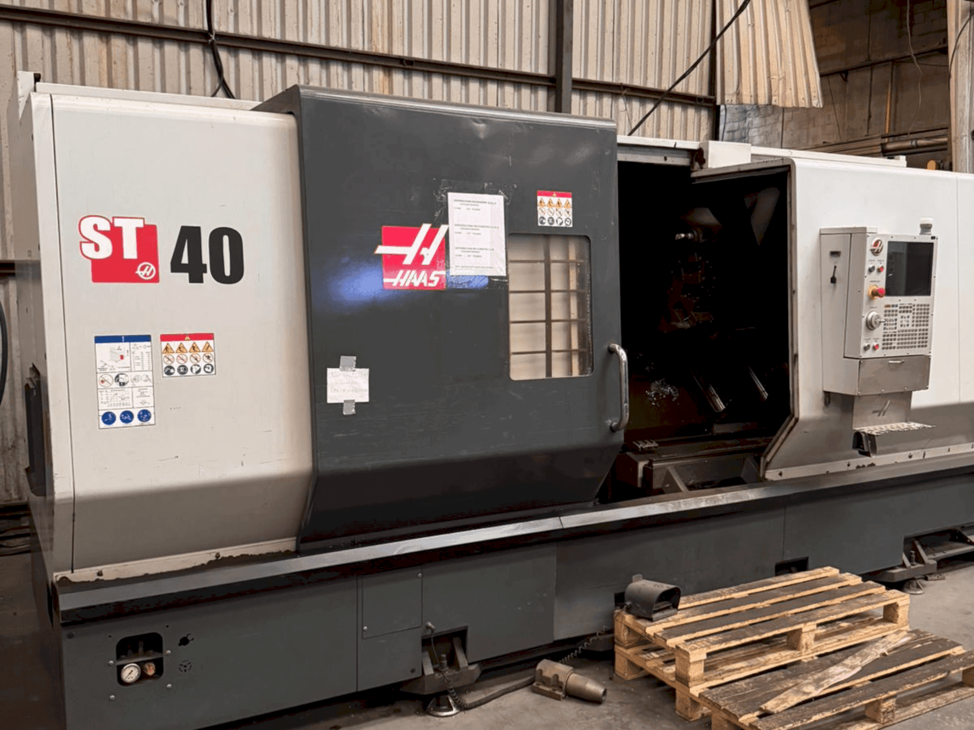 Vista frontale della macchina HAAS ST-40