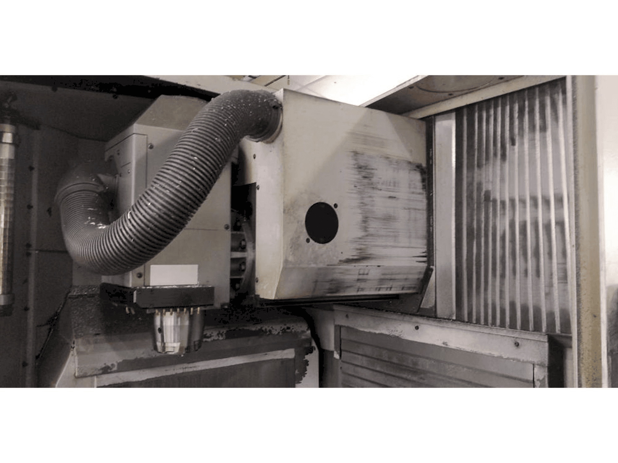 Vista frontale della macchina DECKEL MAHO (DMG) Type DMU 60 T