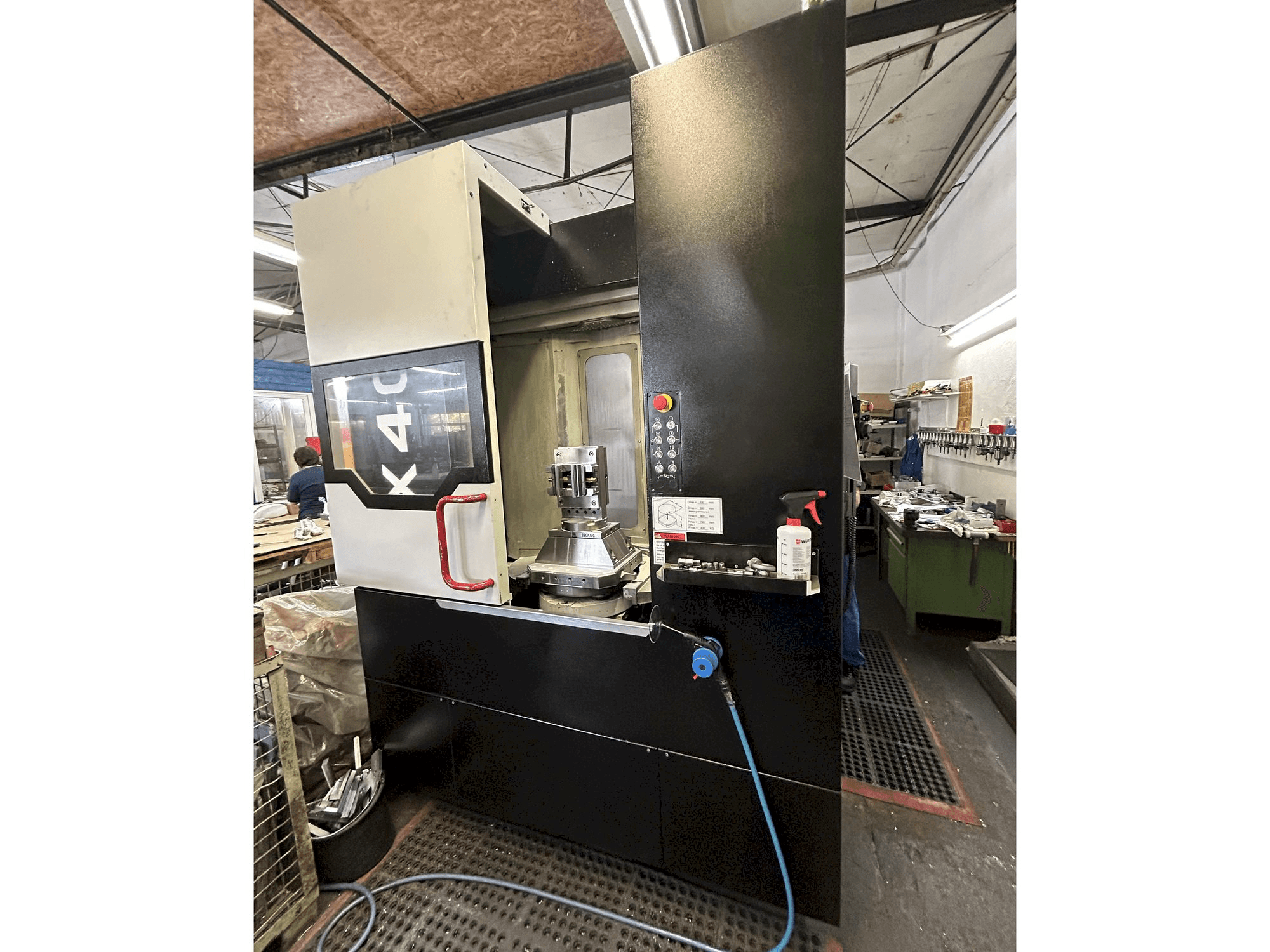 Vista frontale della macchina Quaser HX404