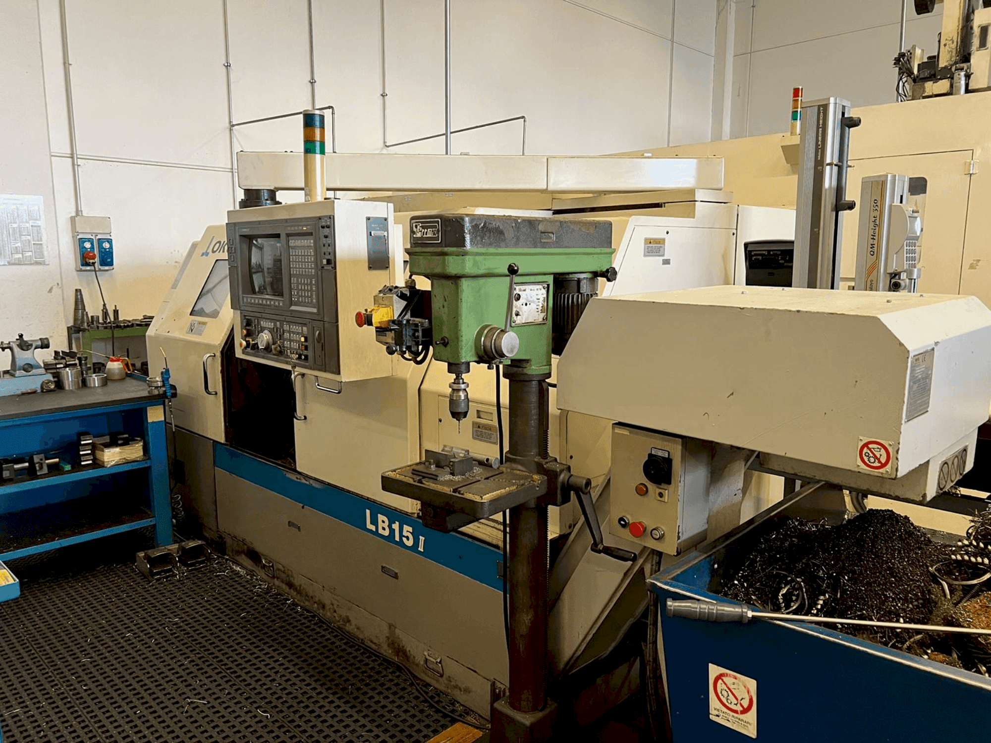 Vista frontale della macchina Okuma LB15-II