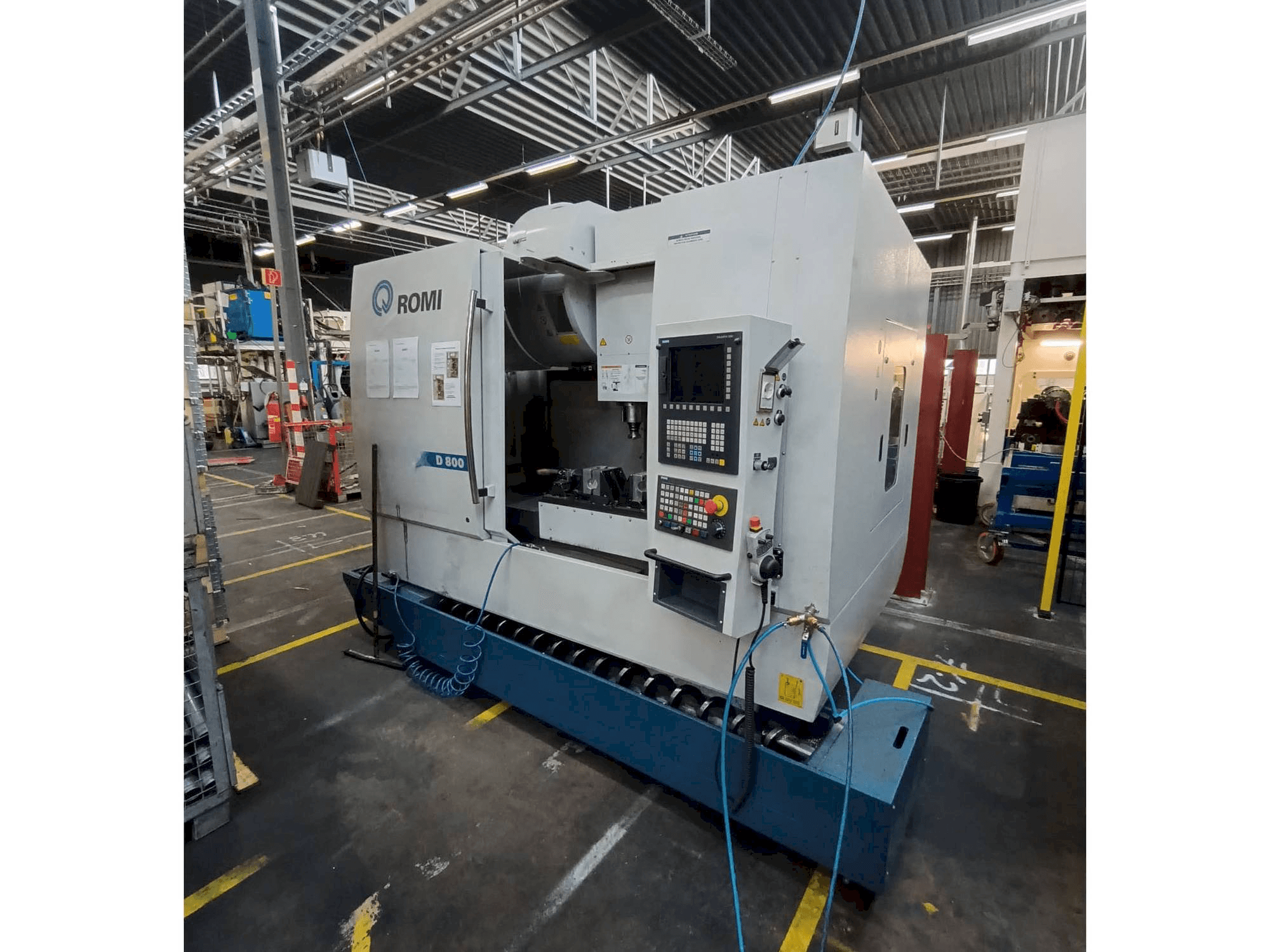 Vista frontale della macchina Romi D800