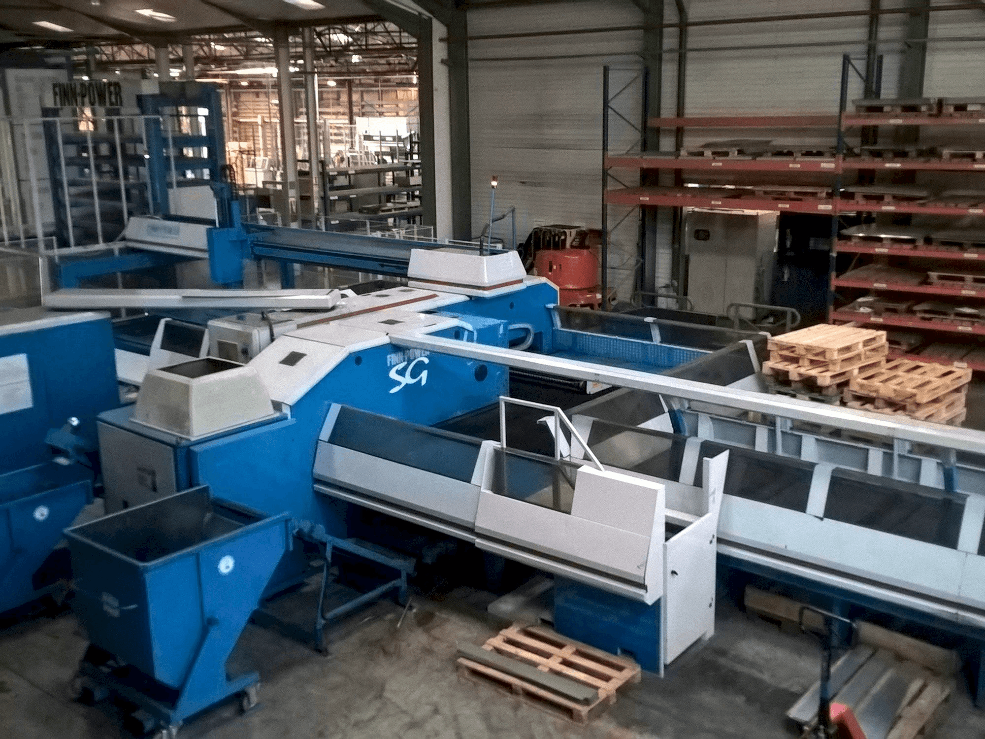 Vista frontale della macchina Finn-Power SG6