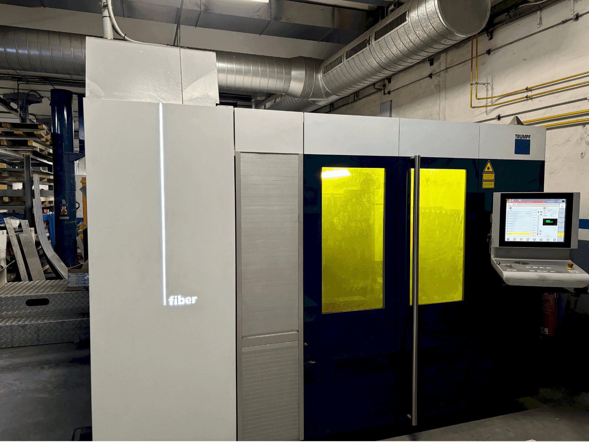 Vista frontale della macchina TRUMPF TRULASER 3030 FIBER