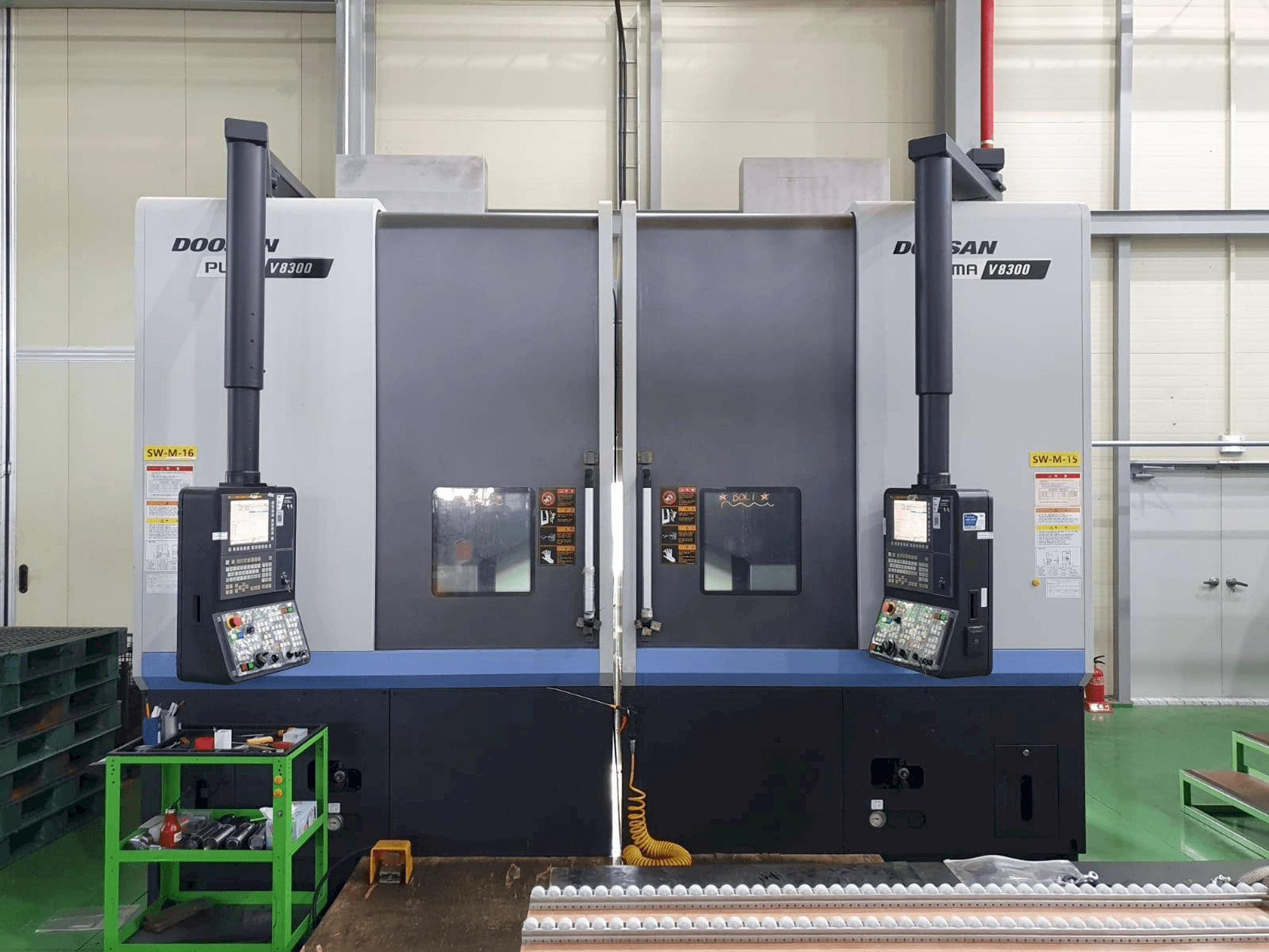 Vista frontale della macchina Doosan V8300R