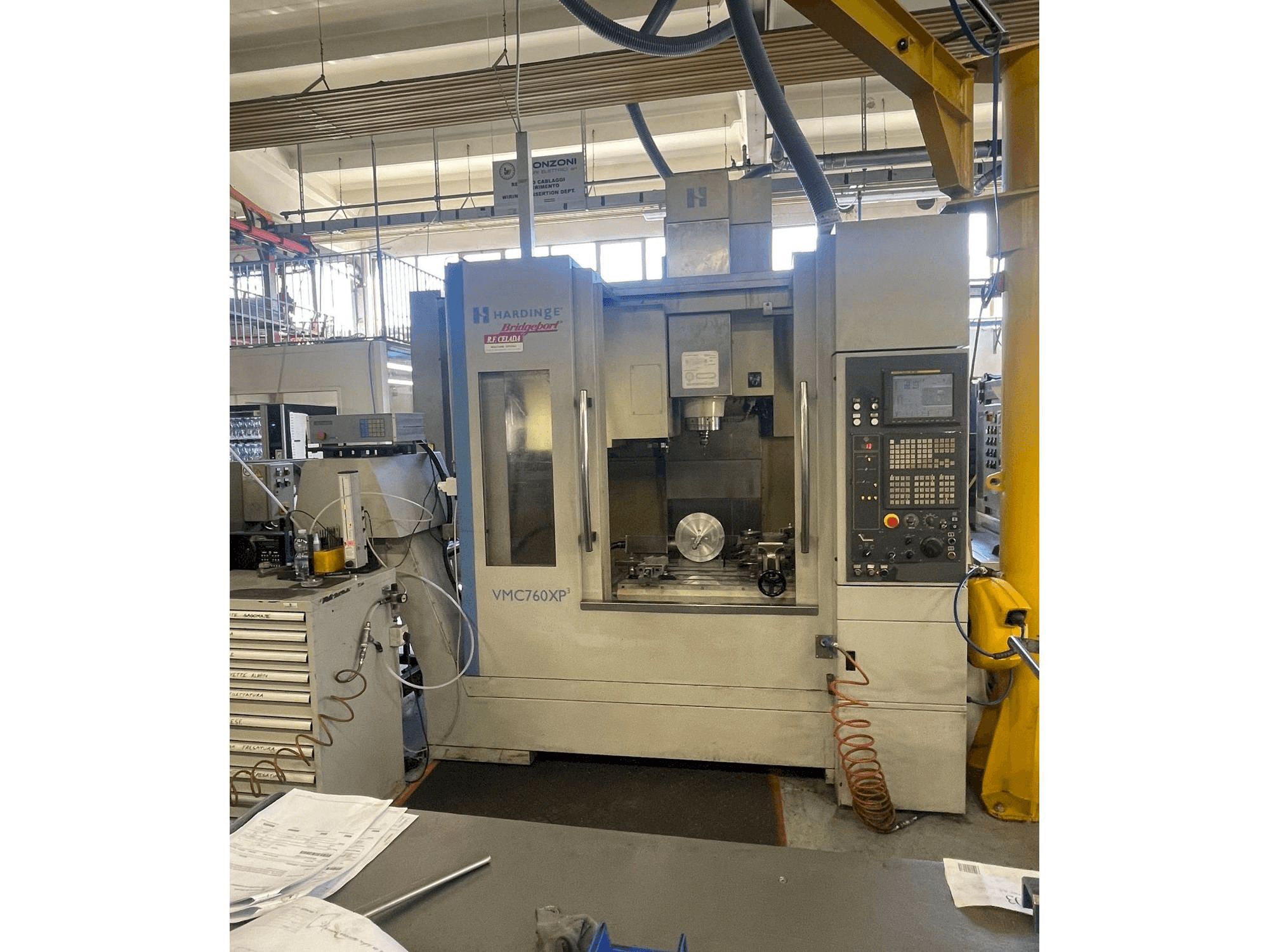Vista frontale della macchina HARDINGE Bridgeport VMC 760 XP3