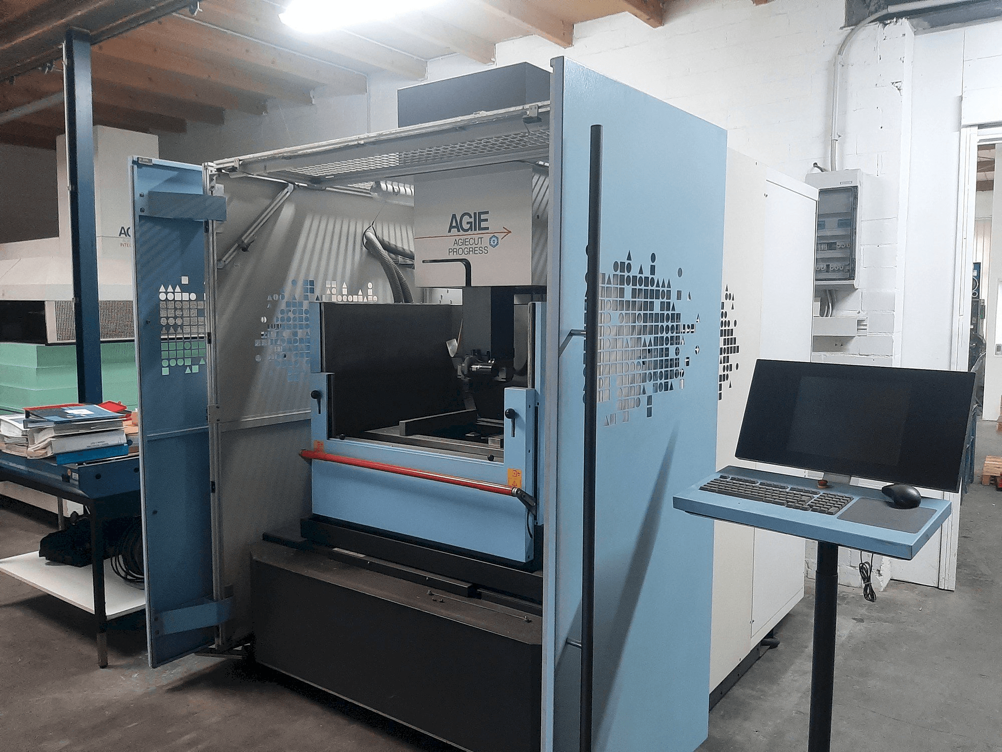 Vista frontale della macchina AGIE Agiecut Progress 3