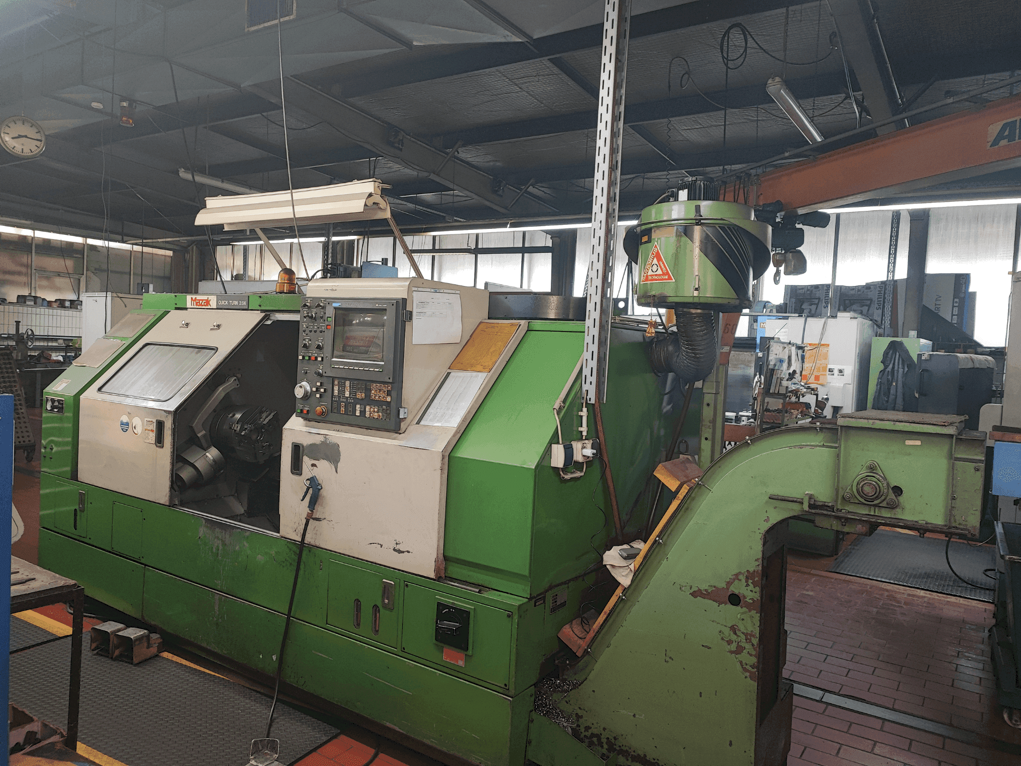 Vista frontale della macchina Mazak QT 35N