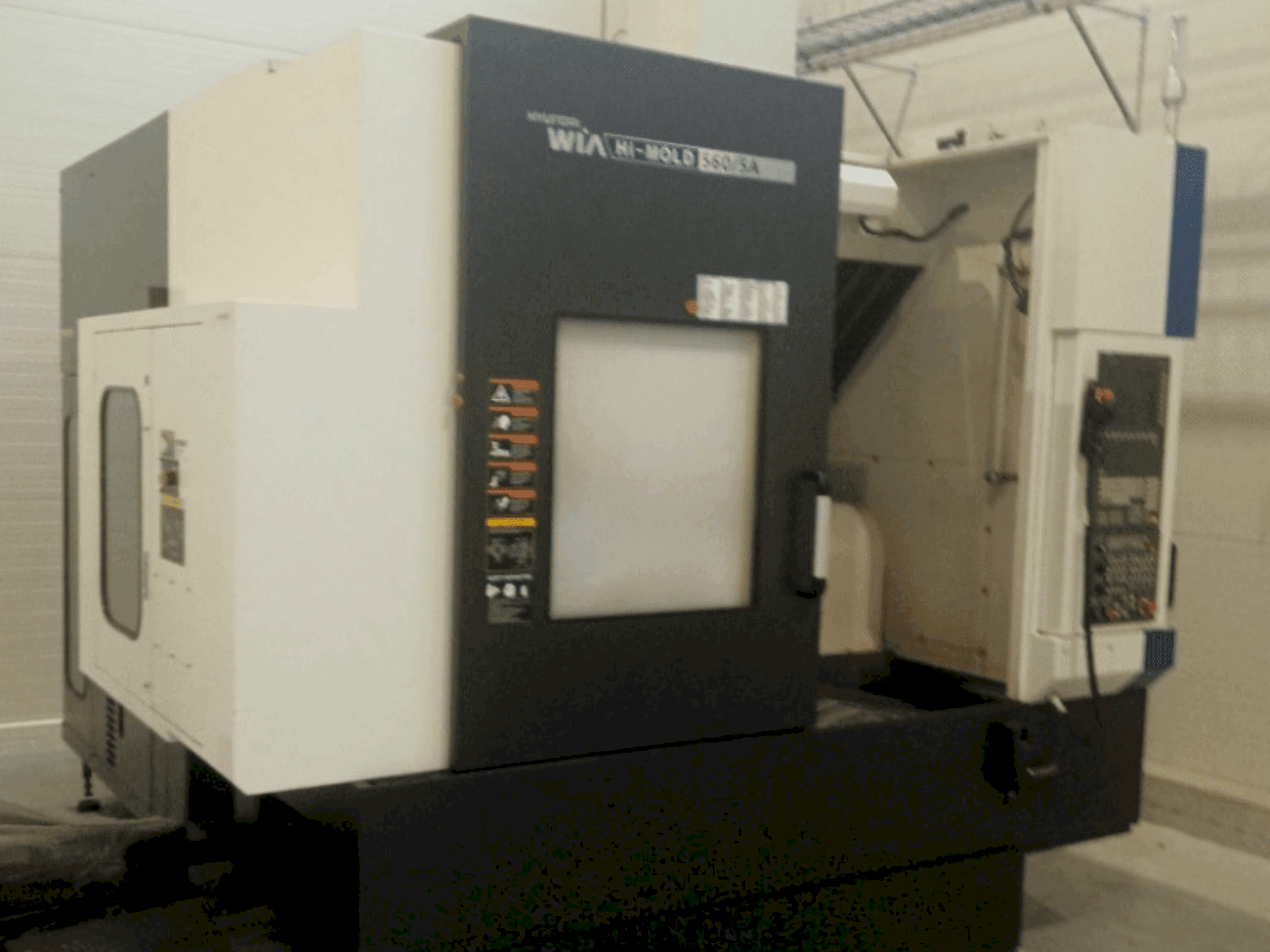 Vista frontale della macchina Hyundai Wia Hi-MOLD 560/5A