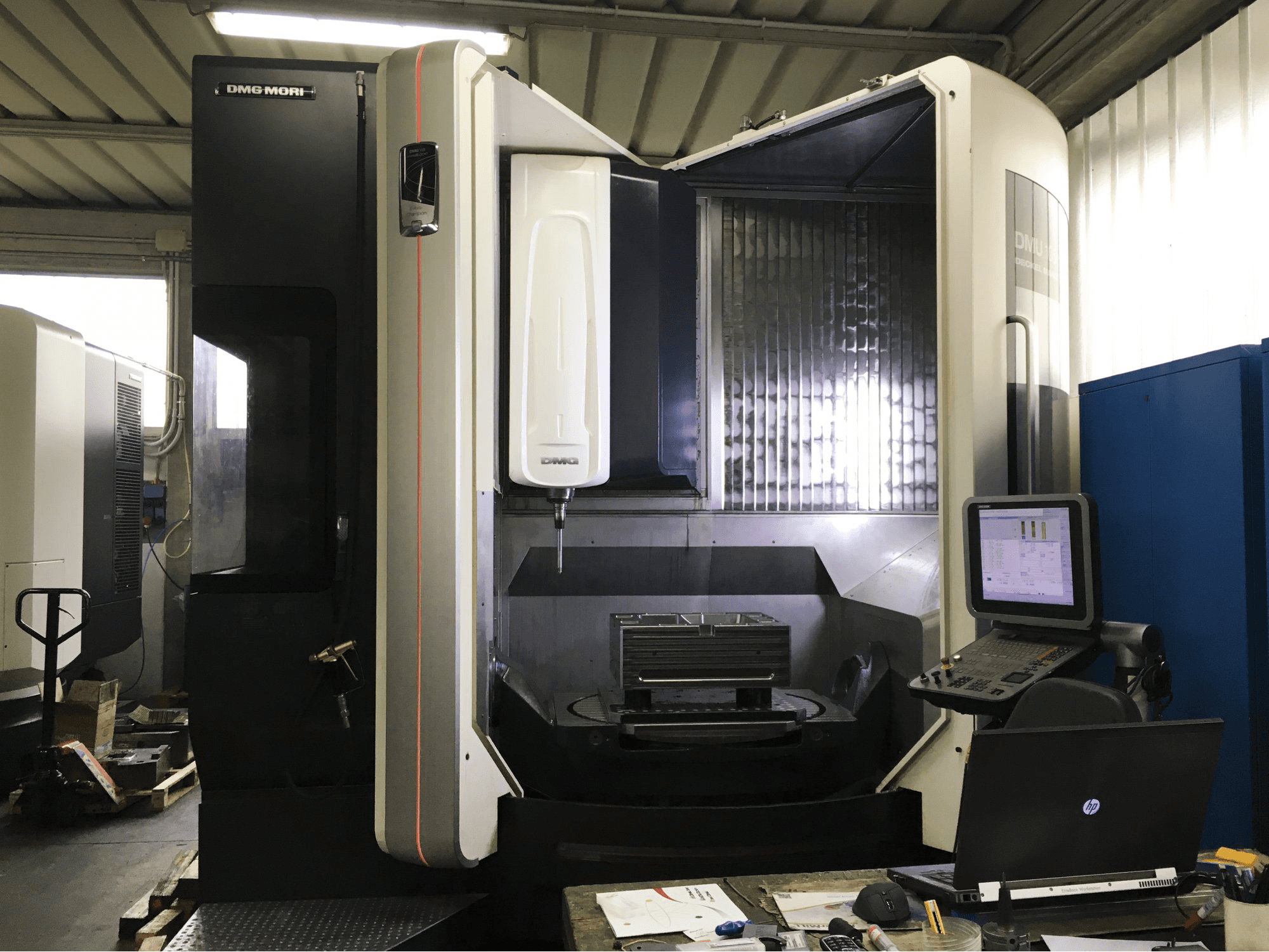 Vista frontale 1 della macchina DMG MORI DMU 105 monoBLOCK