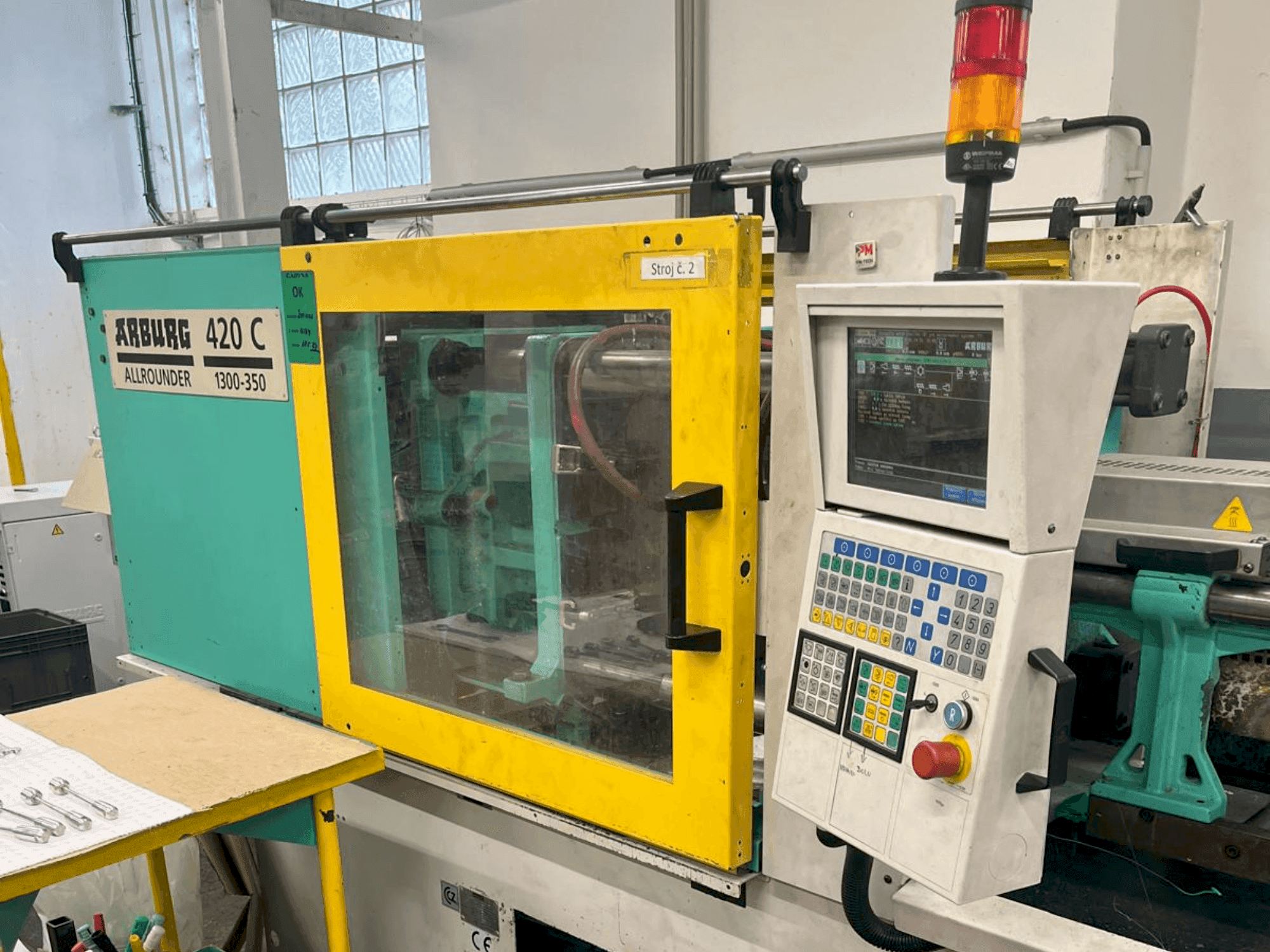 Vista frontale della macchina Arburg Allrounder 420 C 1300-350