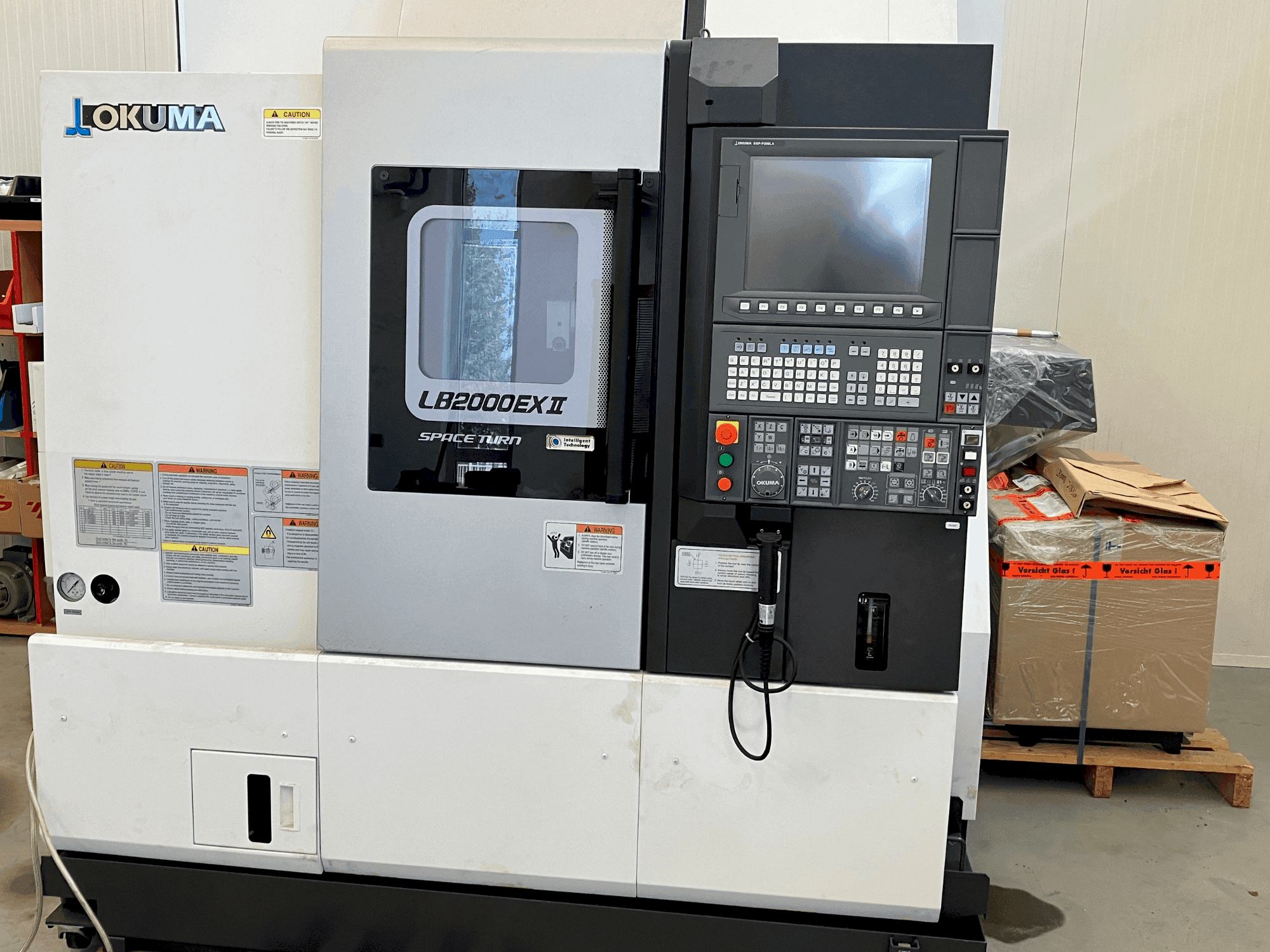Vista frontale della macchina Okuma LB2000 EX II (2018)