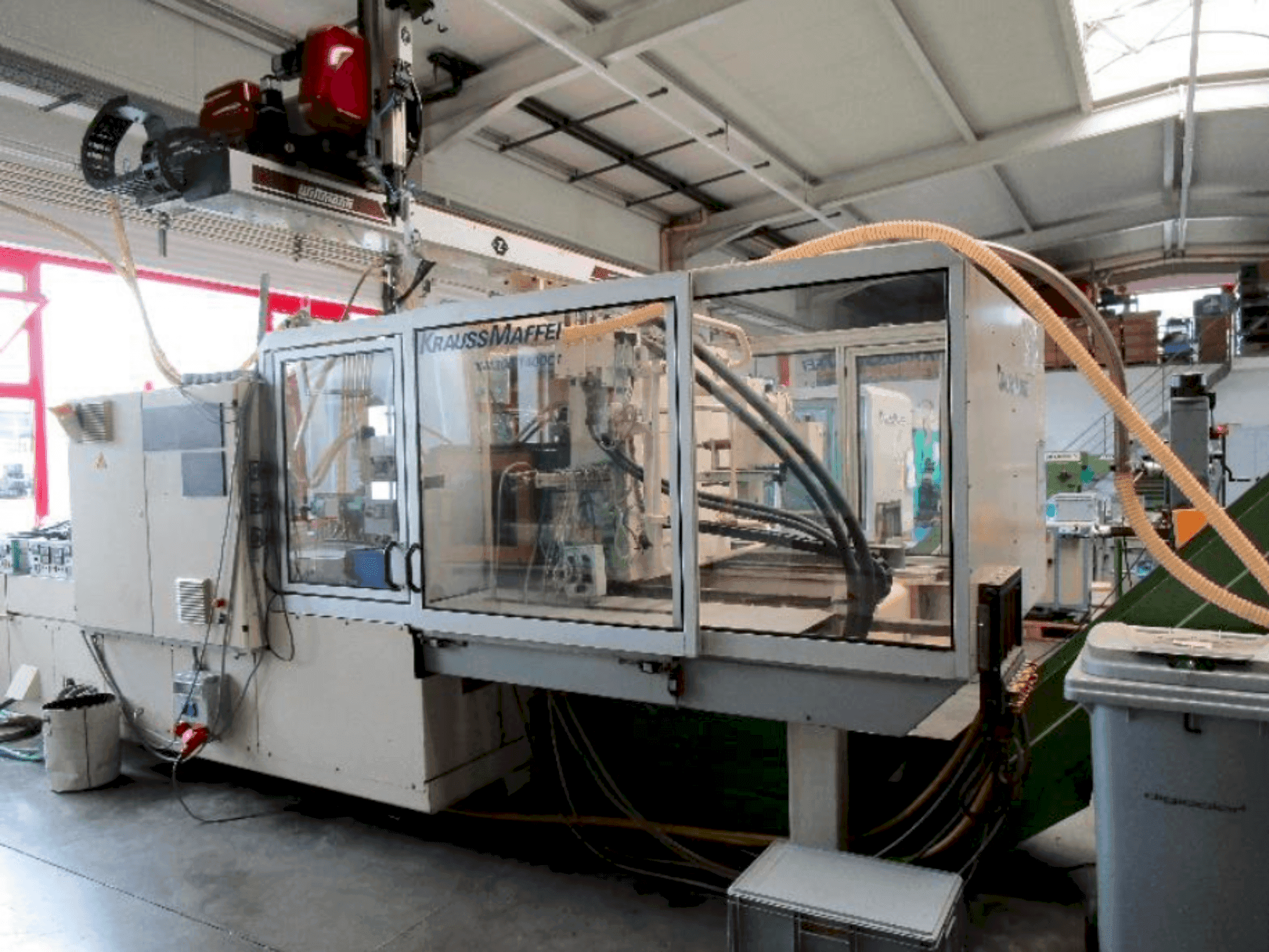 Vista frontale della macchina Krauss Maffei 300-1400 C1