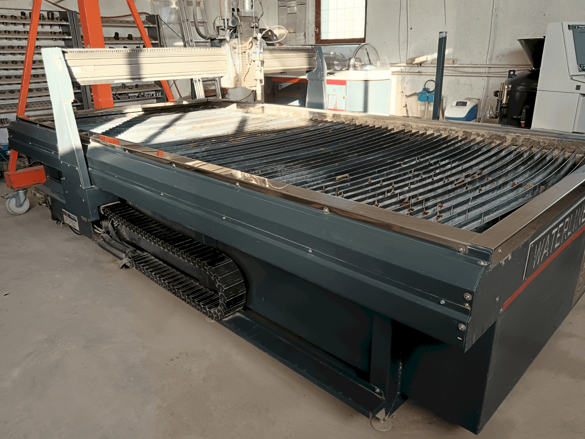 Vista frontale della macchina Waterjet Italy WL510