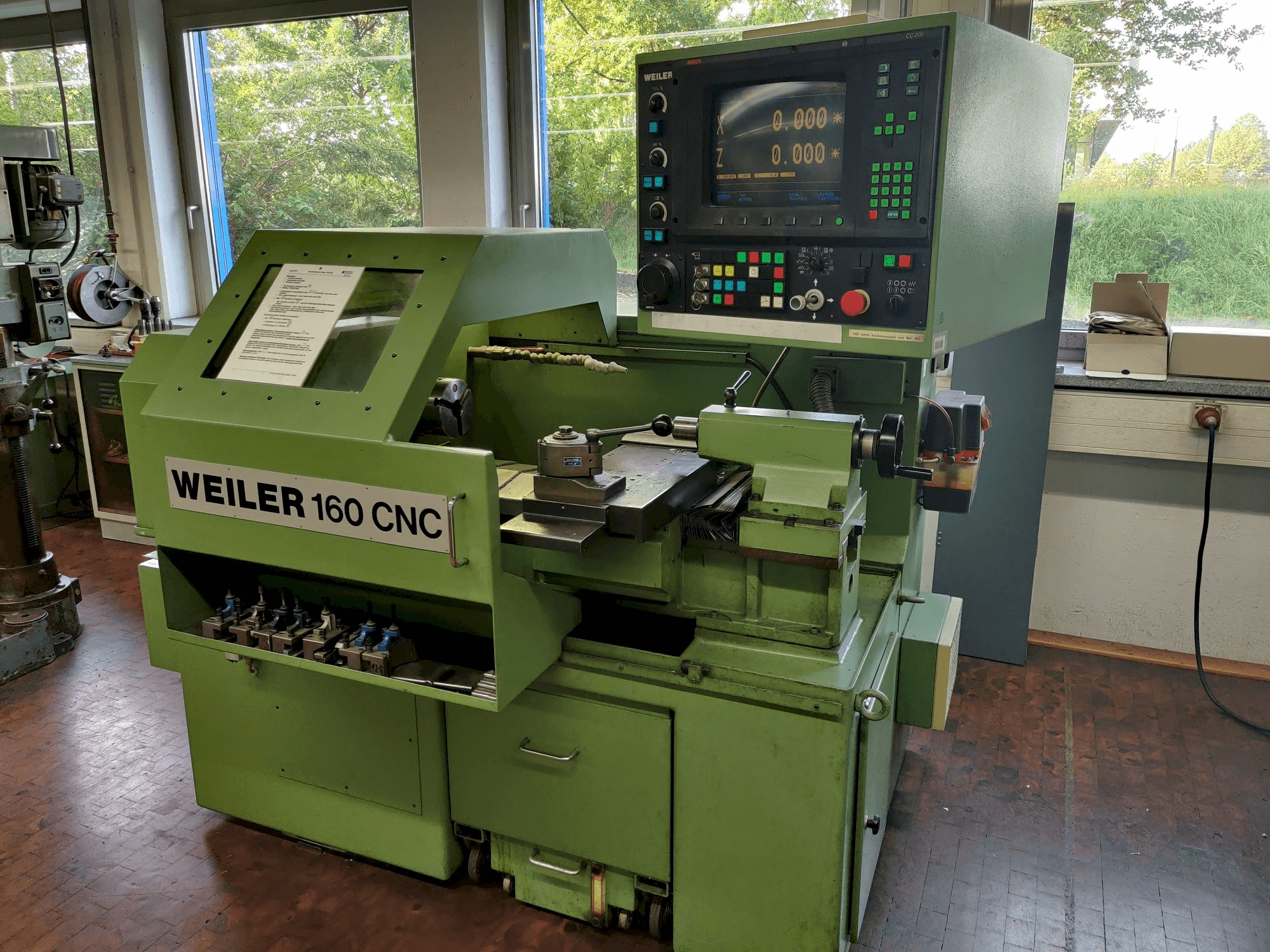 Vista frontale della macchina Weiler 160 CNC