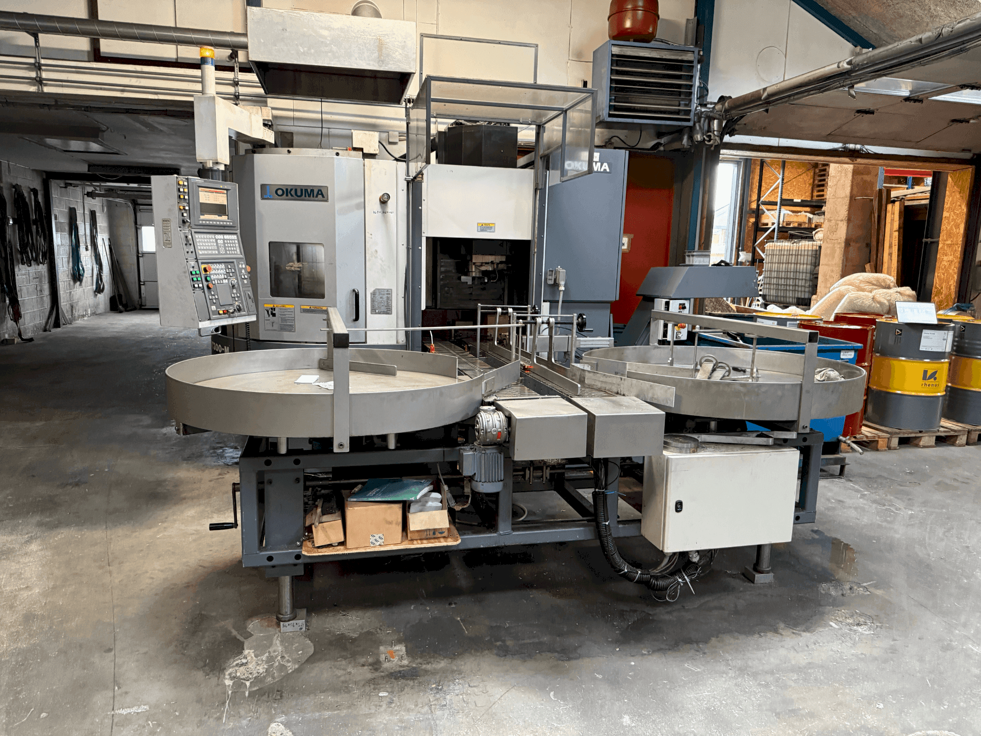 Vista frontale della macchina Okuma VTurn LVT300-M