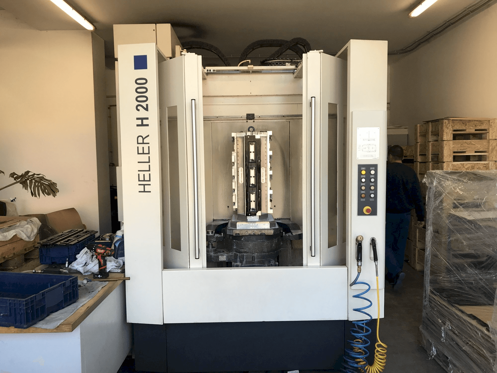 Vista frontale della macchina HELLER H2000